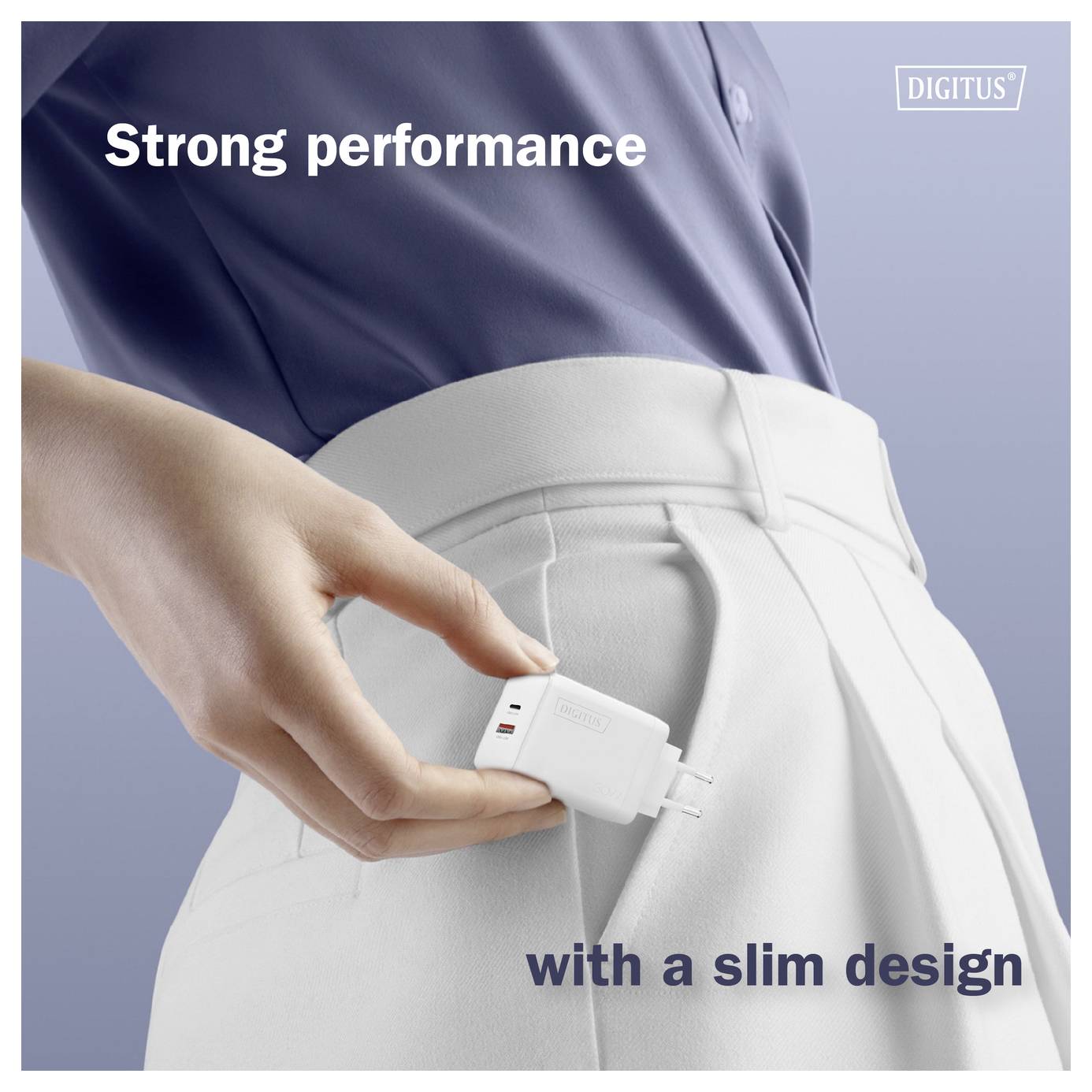 Eine Person legt ein schlankes weißes Ladegerät mit mehreren Anschlüssen in eine Tasche. Der Text lautet „Starke Leistung mit schlankem Design.