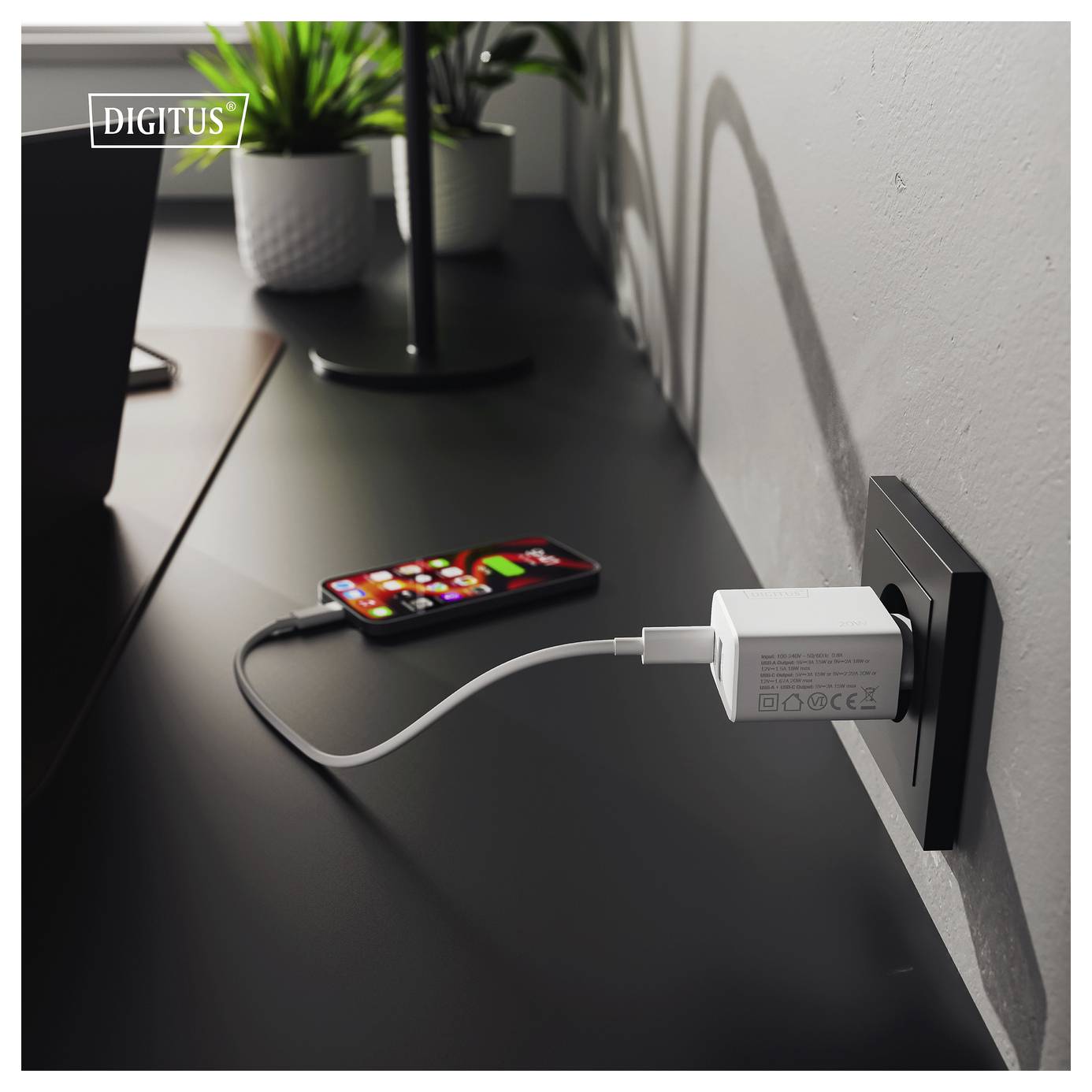 Seitenansicht eines schwarzen Monitors mit schlankem Design auf einem stabilen Ständer.