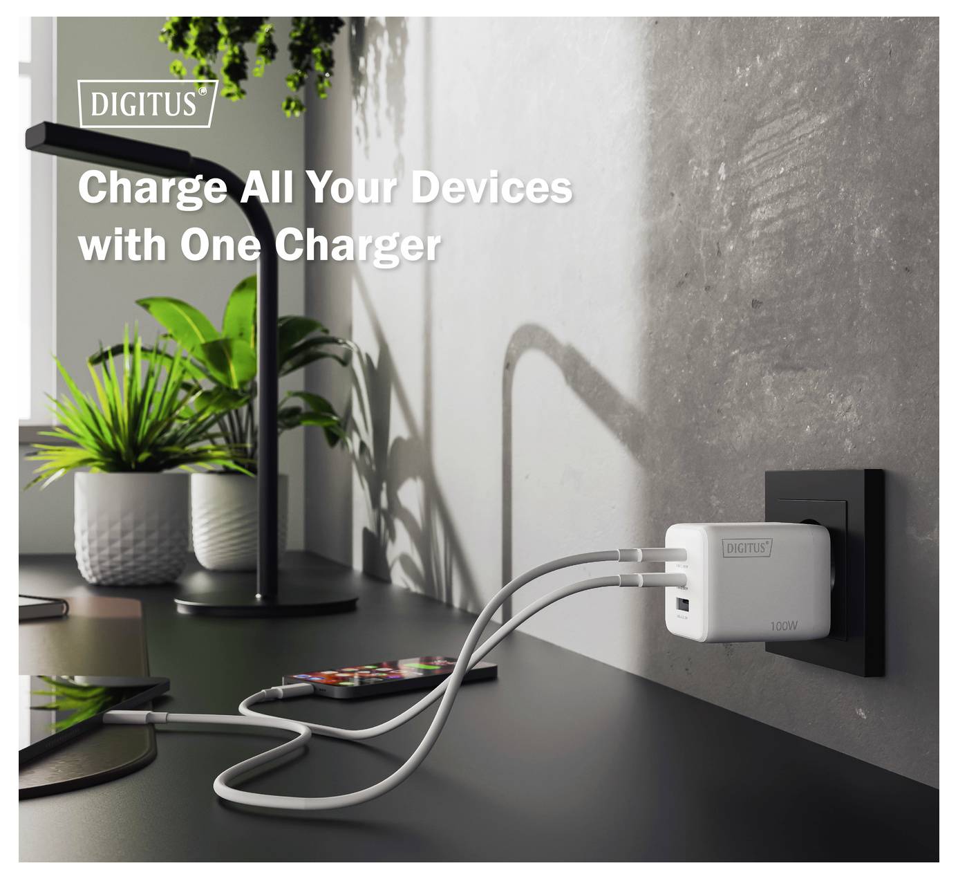 Eine Wandsteckdose mit einem Multi-Port-Ladegerät eingesteckt. Zwei Kabel erstrecken sich, um Geräte auf einem Tisch zu laden. Der Text lautet „Laden Sie alle Ihre Geräte mit einem Ladegerät auf.