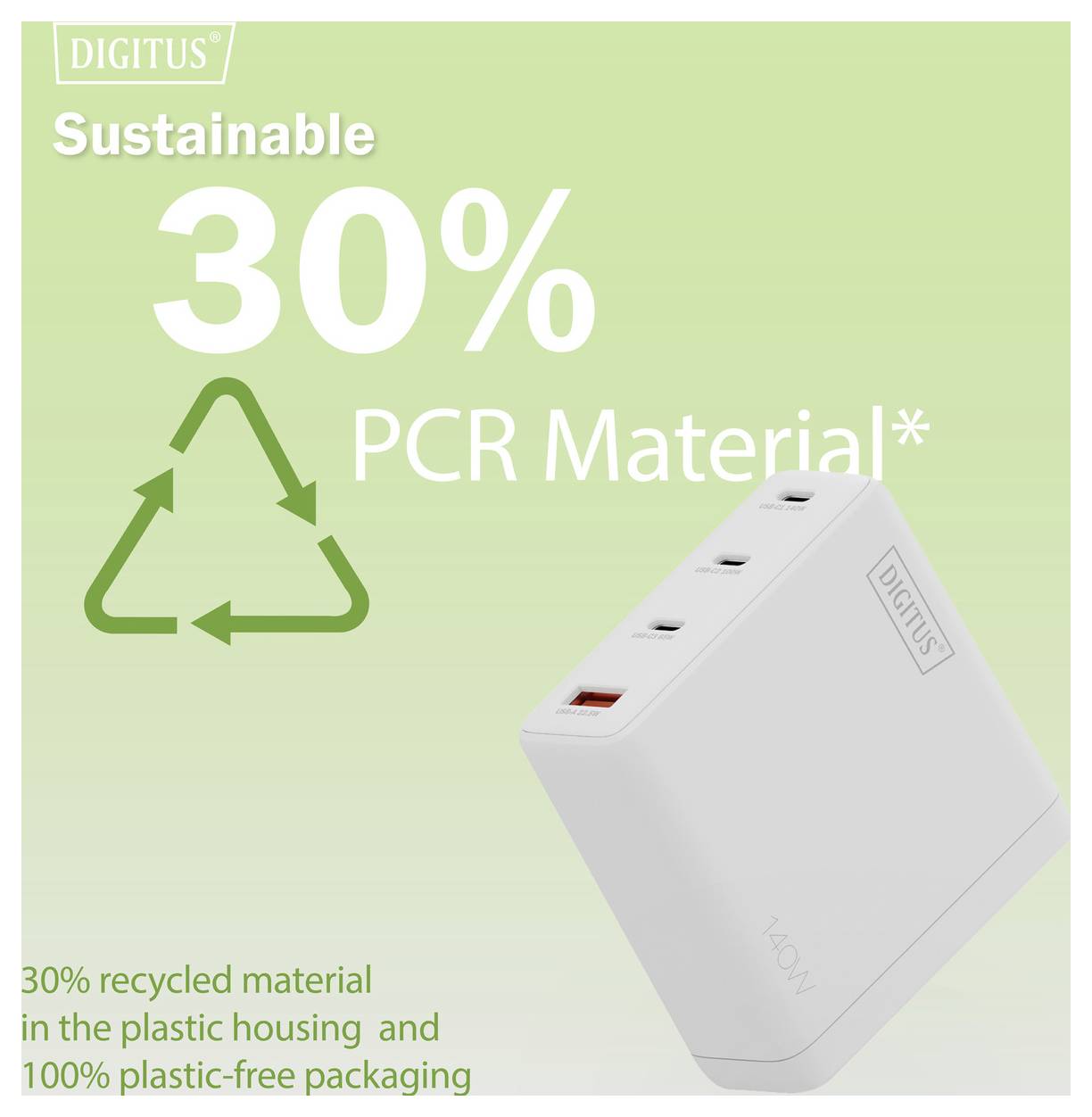 Nachhaltiges Ladegerät aus 30% PCR-Material, gezeigt mit drei USB-Anschlüssen. Enthält Text: „30% recyceltes Material im Kunststoffgehäuse.