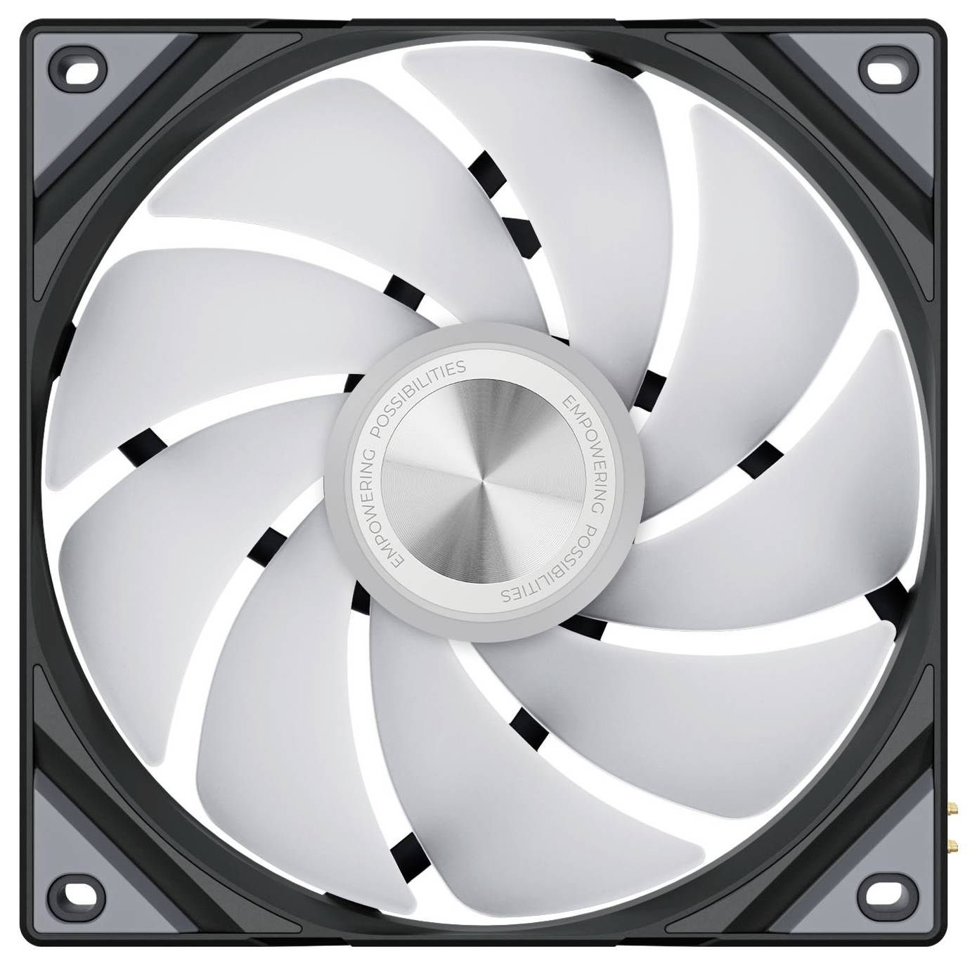 Ein Nahaufnahmebild eines Computer-Kühlventilators mit elegantem, schwarzem Rahmen und weißen Blättern. Die zentrale Nabe trägt die Aufschrift „Empowering Possibilities