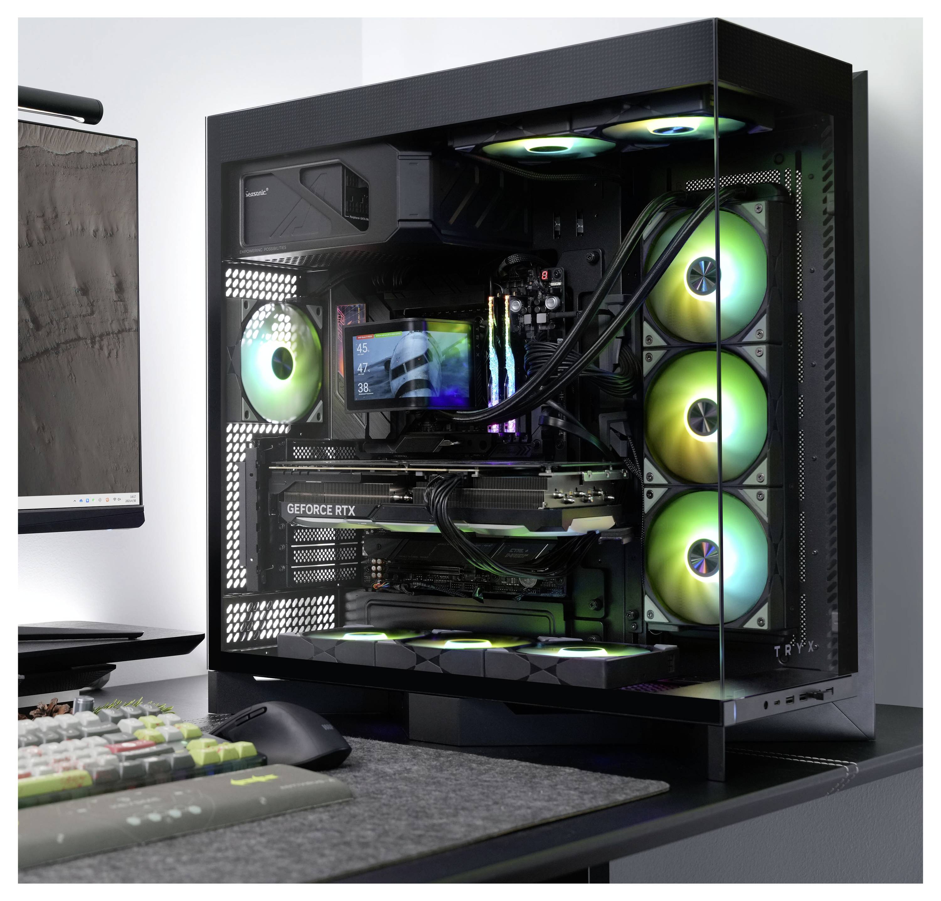 Ein Desktop-Computer mit einem transparenten Gehäuse, das die internen Komponenten zeigt, einschließlich RGB-beleuchteter Lüfter und einer „GeForce RTX