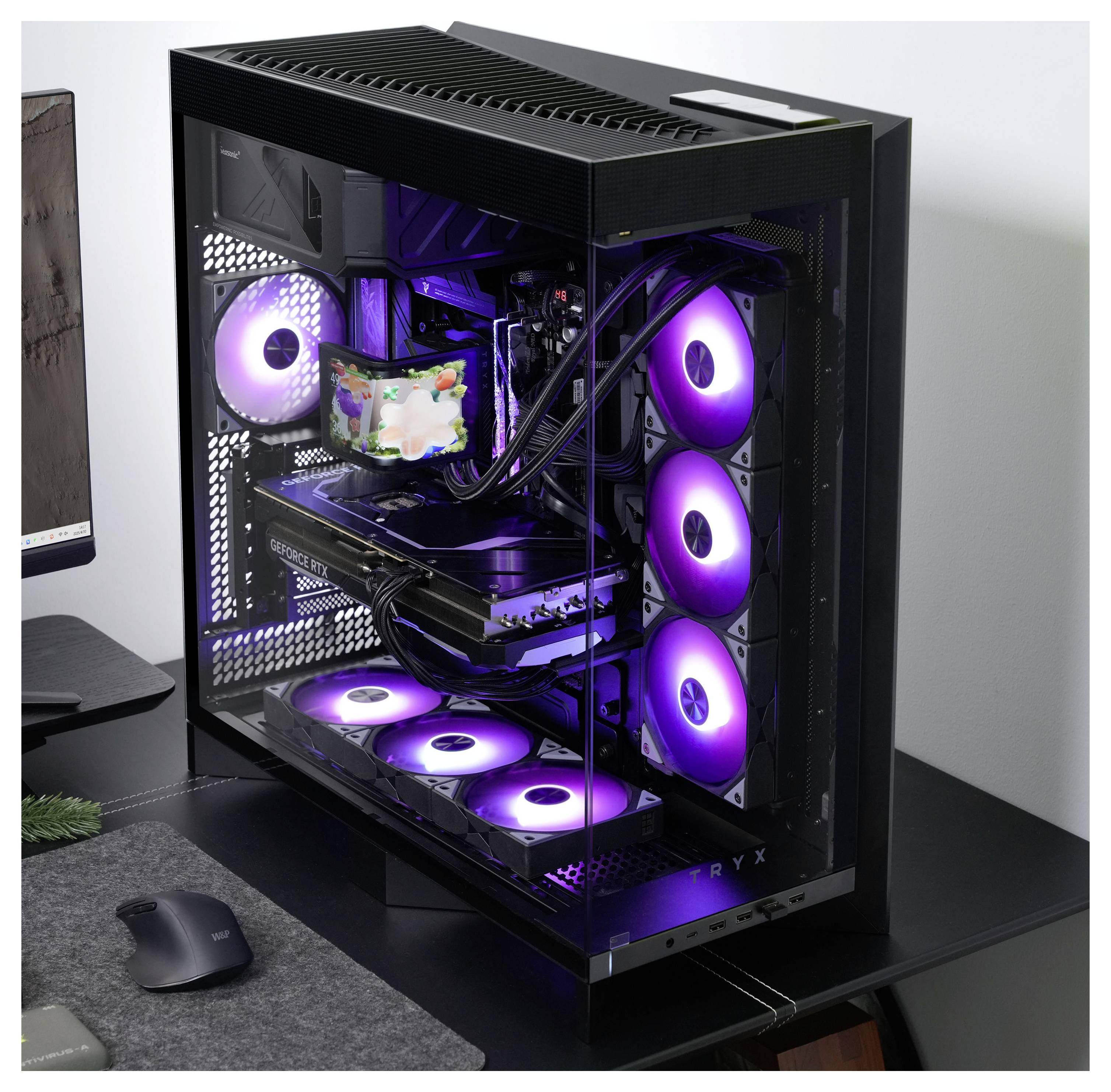 Ein Gaming-PC mit transparentem Seitenpanel, das interne Komponenten und lila LED-Lüfter zur Schau stellt, auf einem Schreibtisch neben einem Monitor und einer Maus platziert.