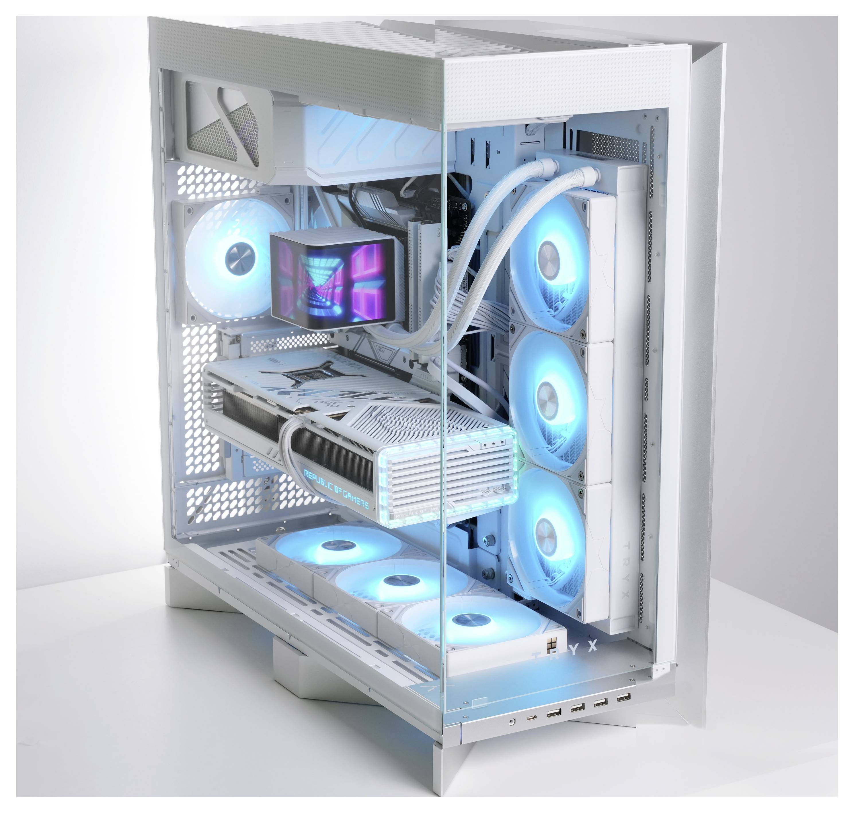 Ein Gaming-PC mit transparentem Gehäuse, das leuchtende blaue Kühlventilatoren, Flüssigkeitskühlungsschläuche und interne Komponenten zur Schau stellt.