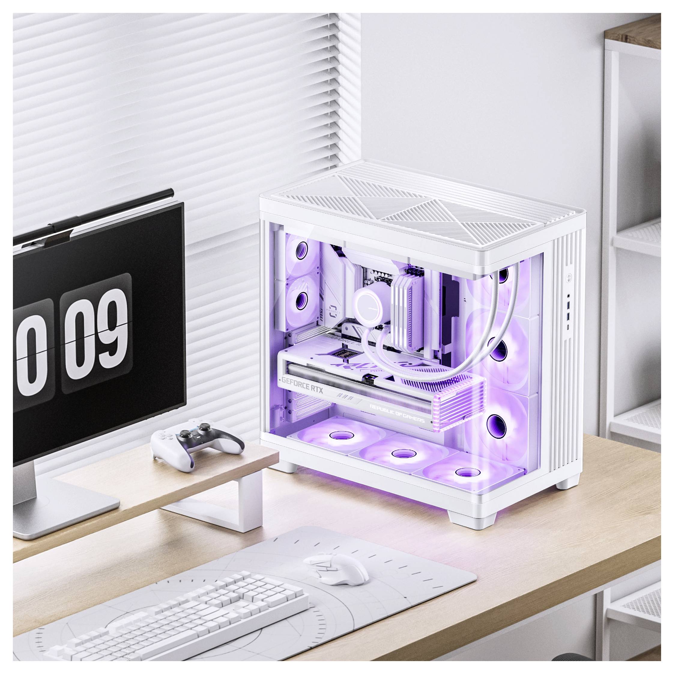 Ein weißer Desktop-Computer mit transparentem Seitenpanel, der violettes Licht ausstrahlt, steht auf einem Holzschreibtisch mit einer Tastatur, einer Maus und einer digitalen Uhr.