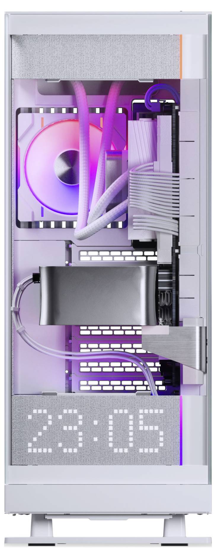 Ein weißer Computer-Tower mit transparentem Seitenpanel, das interne Komponenten zeigt, einschließlich Kühlrohre und eine digitale Uhr, die 23:05 anzeigt.