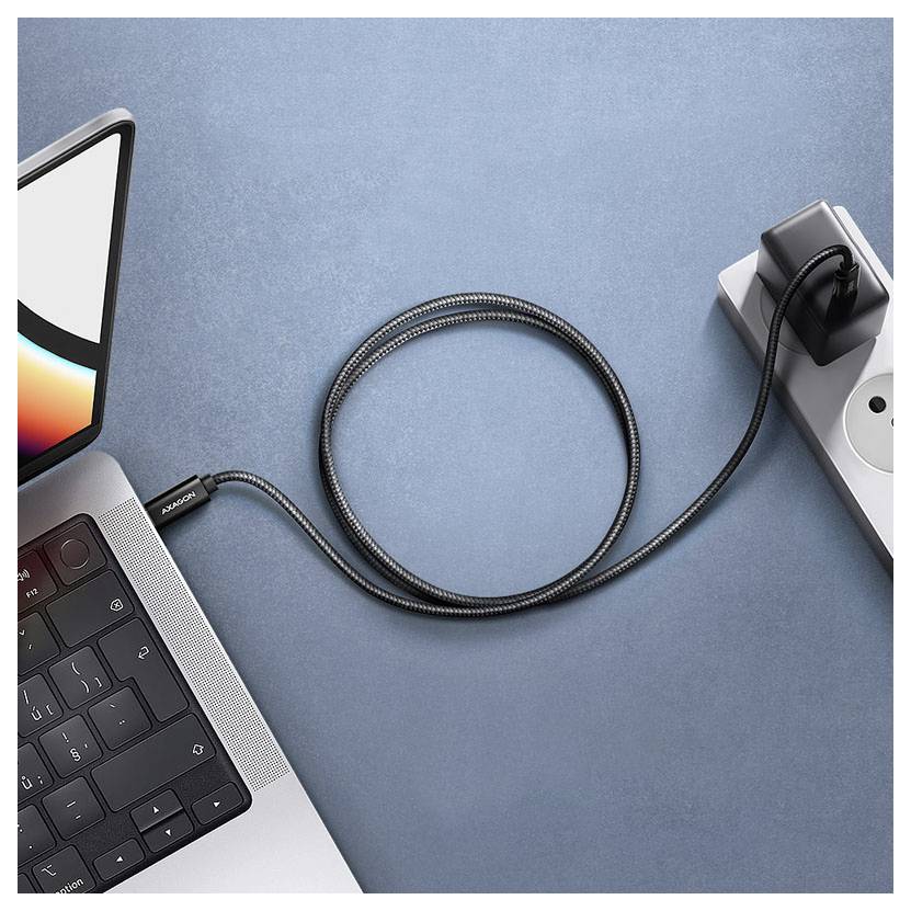 Ein Ladekabel verbindet einen Laptop über einen Adapter mit einer Steckdose, vor einem blauen Hintergrund. Der Laptop-Bildschirm ist teilweise sichtbar.