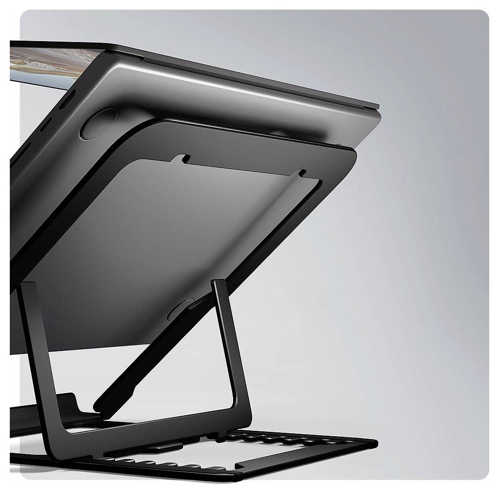 Ein Laptop auf einem schwarzen verstellbaren Ständer platziert, von der Seite betrachtet, zeigt sein schlankes metallisches Design und die abgewinkelte Position für ergonomische Nutzung.