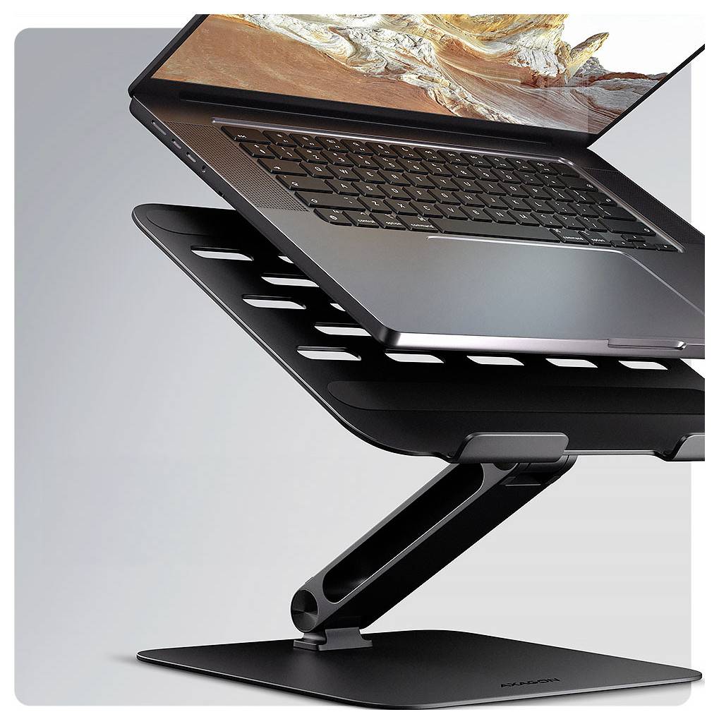 Ein schwarzer Laptop sitzt erhöht auf einem eleganten, verstellbaren Metallständer und zeigt ein Landschaftsbild auf seinem Bildschirm vor einem hellgrauen Hintergrund.