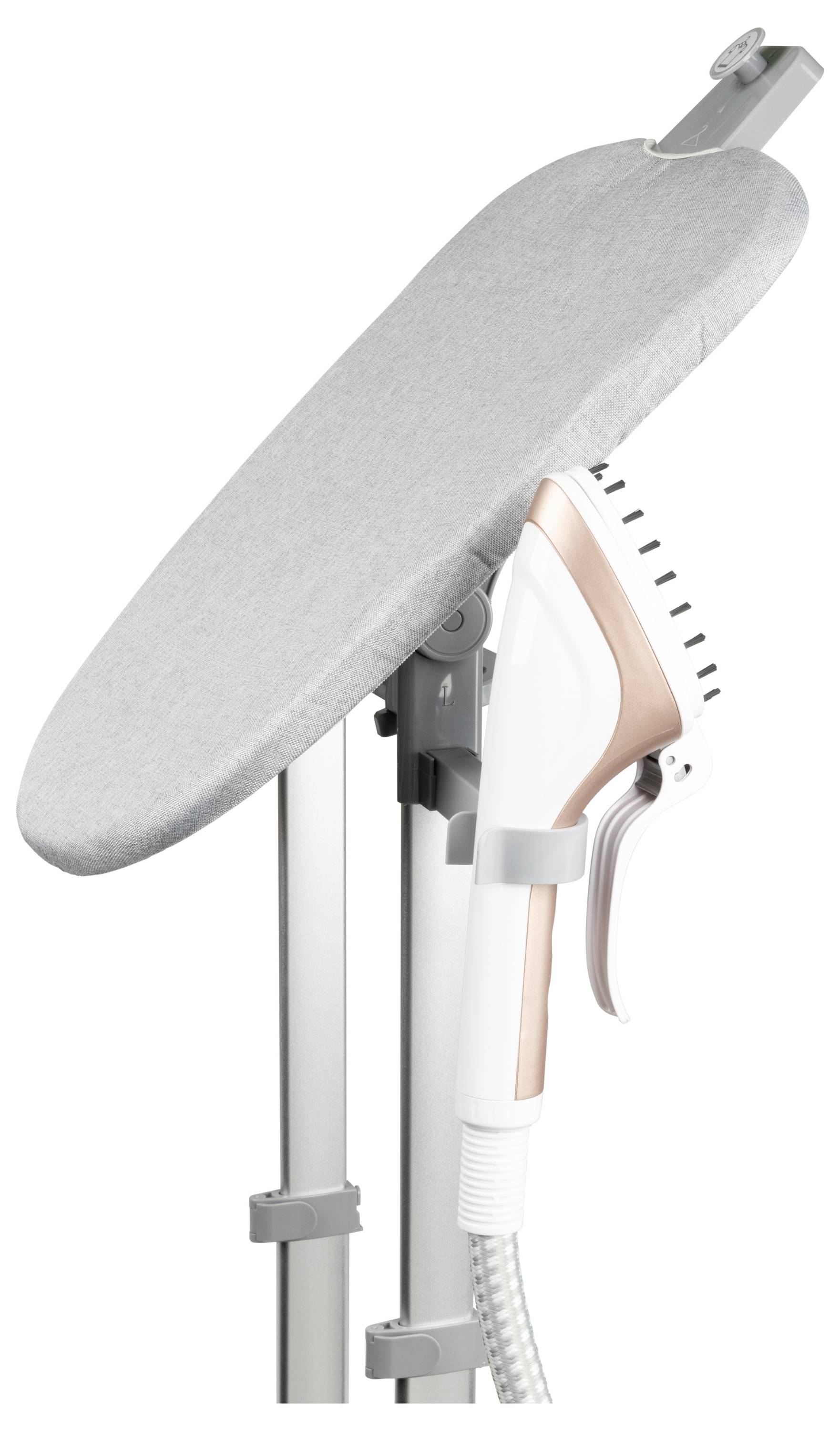 Ein vertikales Bügelbrett mit einem seitlich angebrachten tragbaren Dampfgerät, das ein kompaktes Design für kleine Räume demonstriert.