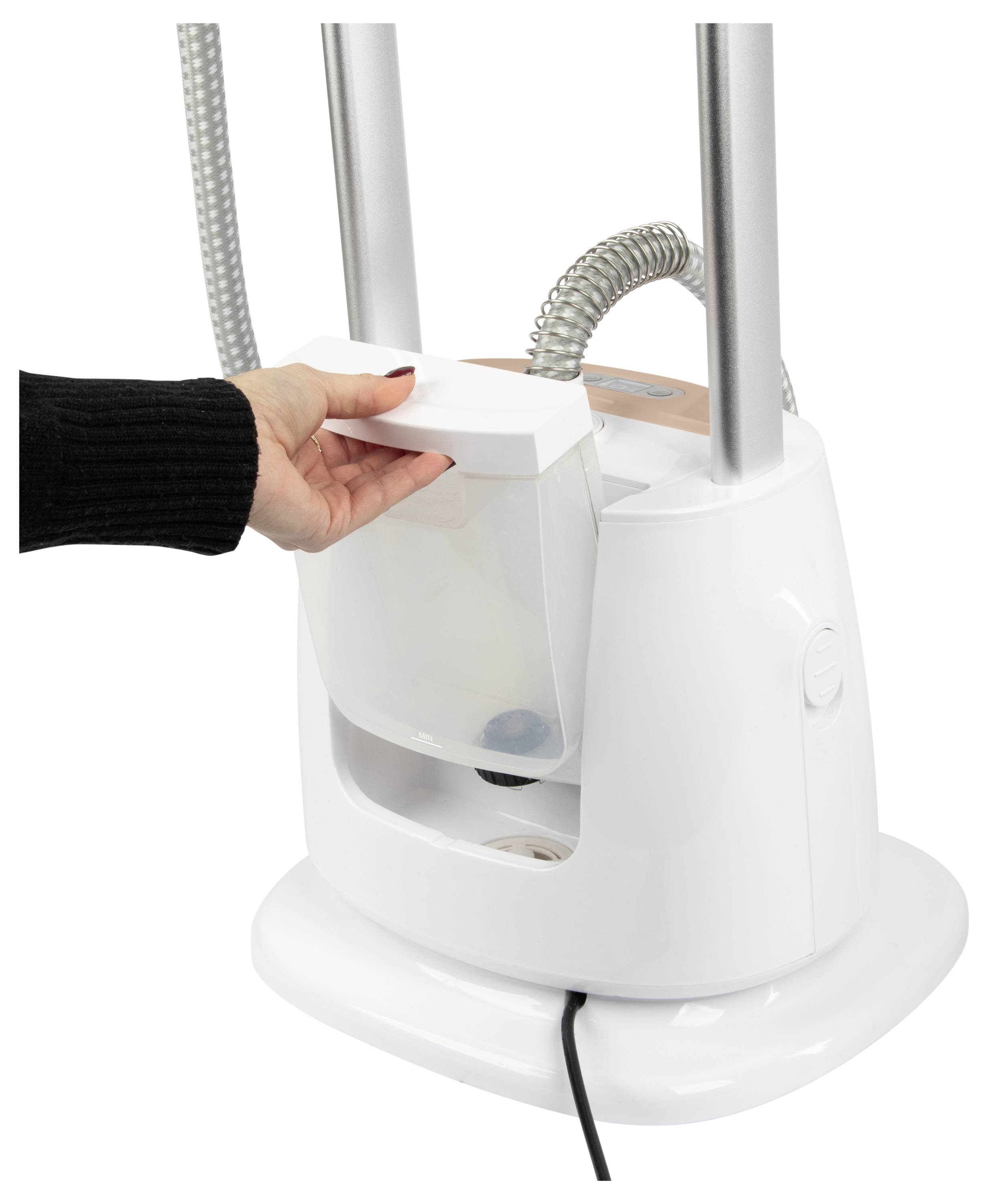 Eine Hand entfernt einen Wassertank aus einem weißen Dampfreiniger mit Metallstangen, um ihn zur Verwendung oder Wartung vorzubereiten.