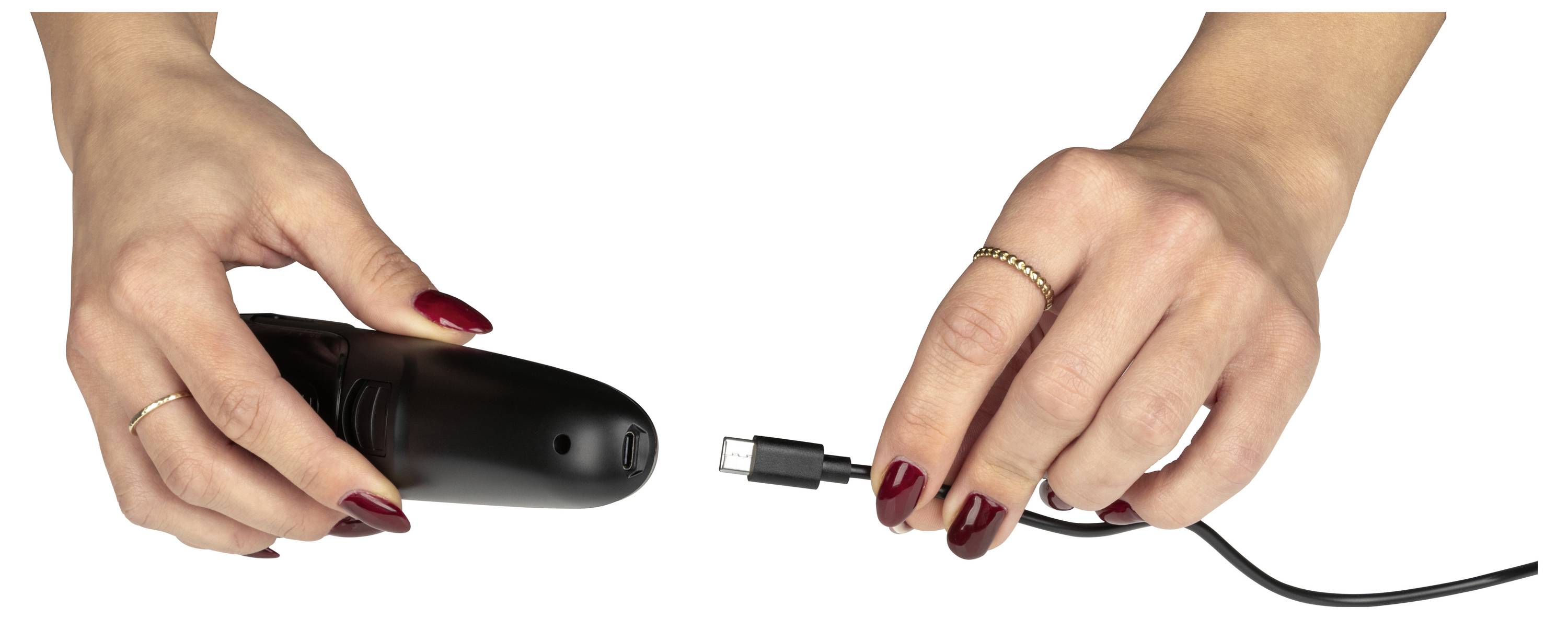 Zwei Hände halten ein kleines schwarzes Gerät und ein Ladekabel und bereiten sich vor, diese miteinander zu verbinden.