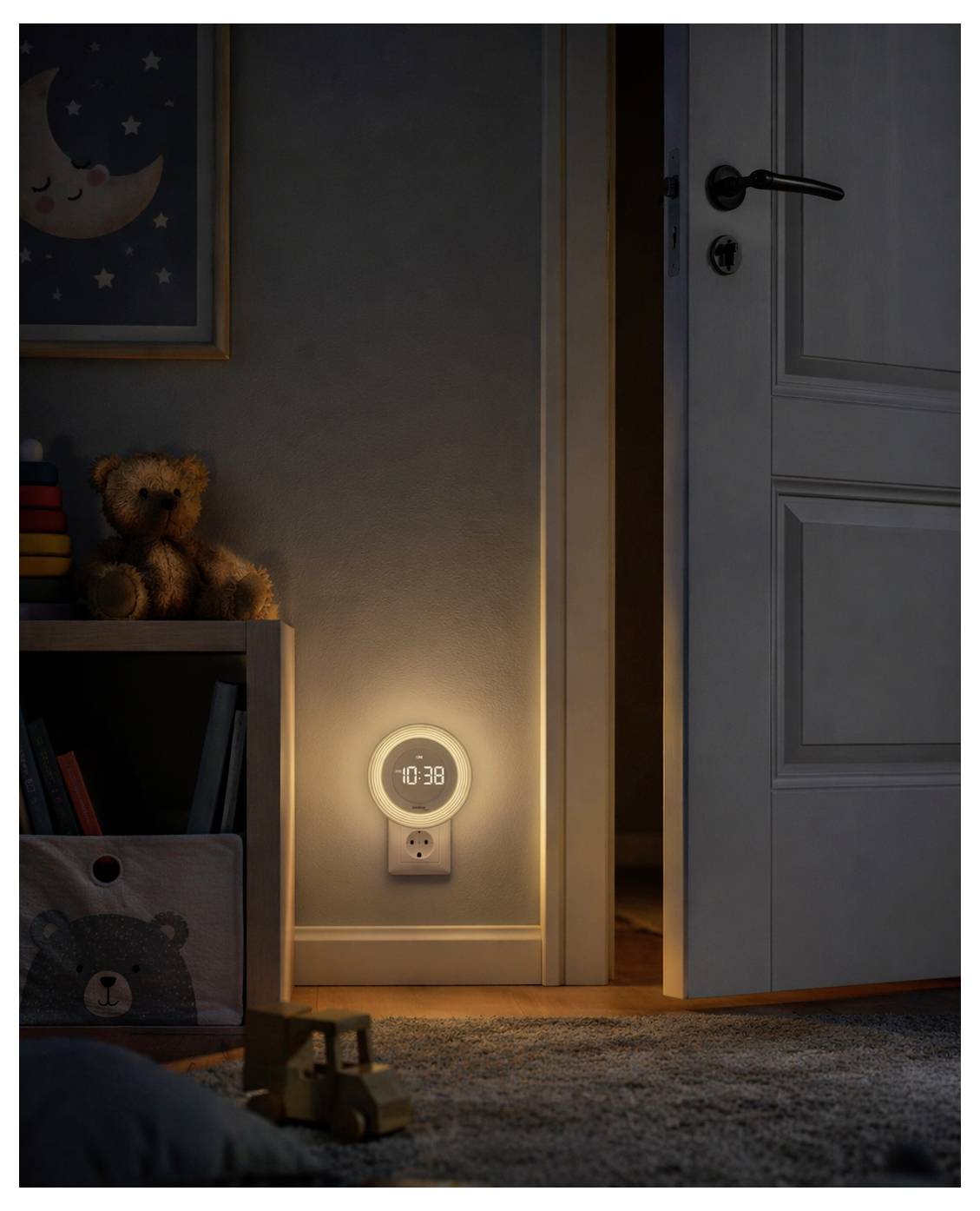 Ein Nachtlicht leuchtet an einer Wand in der Tür des Kinderzimmers und beleuchtet sanft einen Teddybär, ein Regal und die offene Tür zum Flur.
