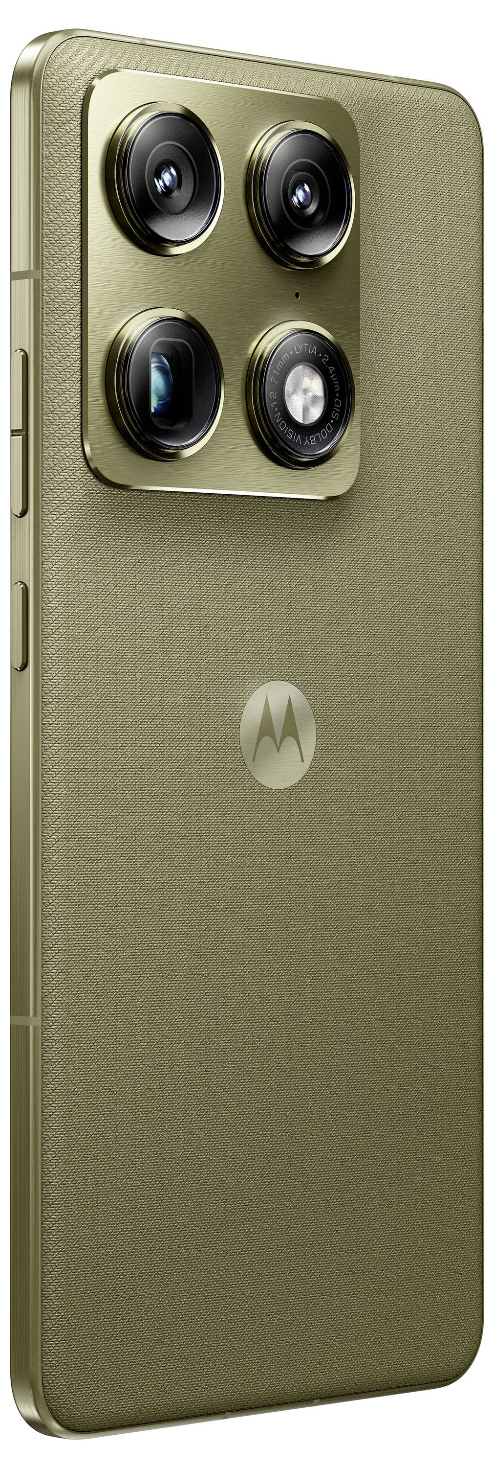 Ein goldenes Smartphone mit strukturierter Rückseite, ausgestattet mit einem Quad-Kamera-Setup in einem quadratischen Modul. Das Motorola-Logo ist zentral darunter angebracht.