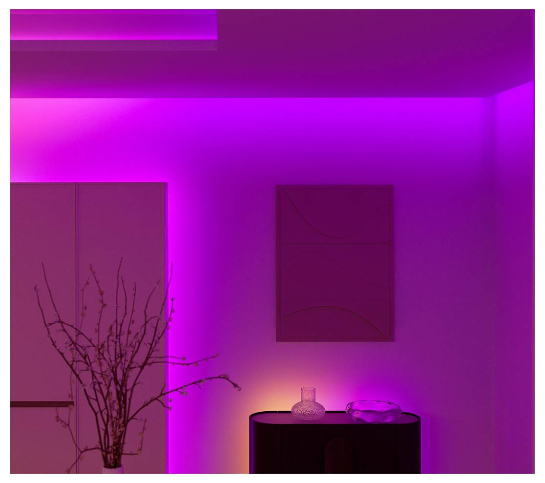 Ein Zimmer mit rosafarbener und violetter Umgebungsbeleuchtung, das einen Ecktisch mit einer dekorativen Vase und einer Pflanze aufweist und eine gemütliche Atmosphäre schafft.