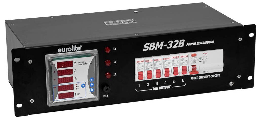 'Eurolite SBM-32B Stromverteiler' mit digitaler Anzeige, Schaltern und beschrifteten Schaltkreisausgängen, konzipiert für die Elektroverteilung.