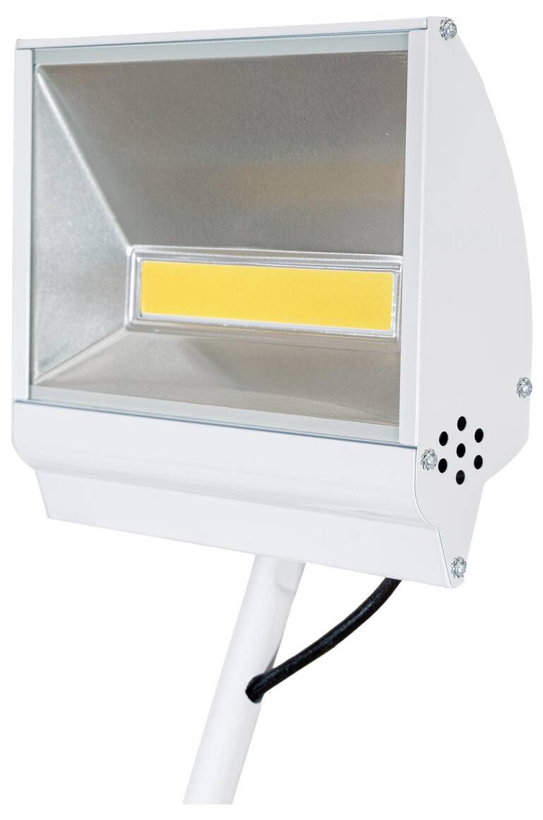Ein weißes LED-Flutlicht mit rechteckiger reflektierender Oberfläche und gelbem Lichtpanel, montiert auf einem weißen Pfosten.