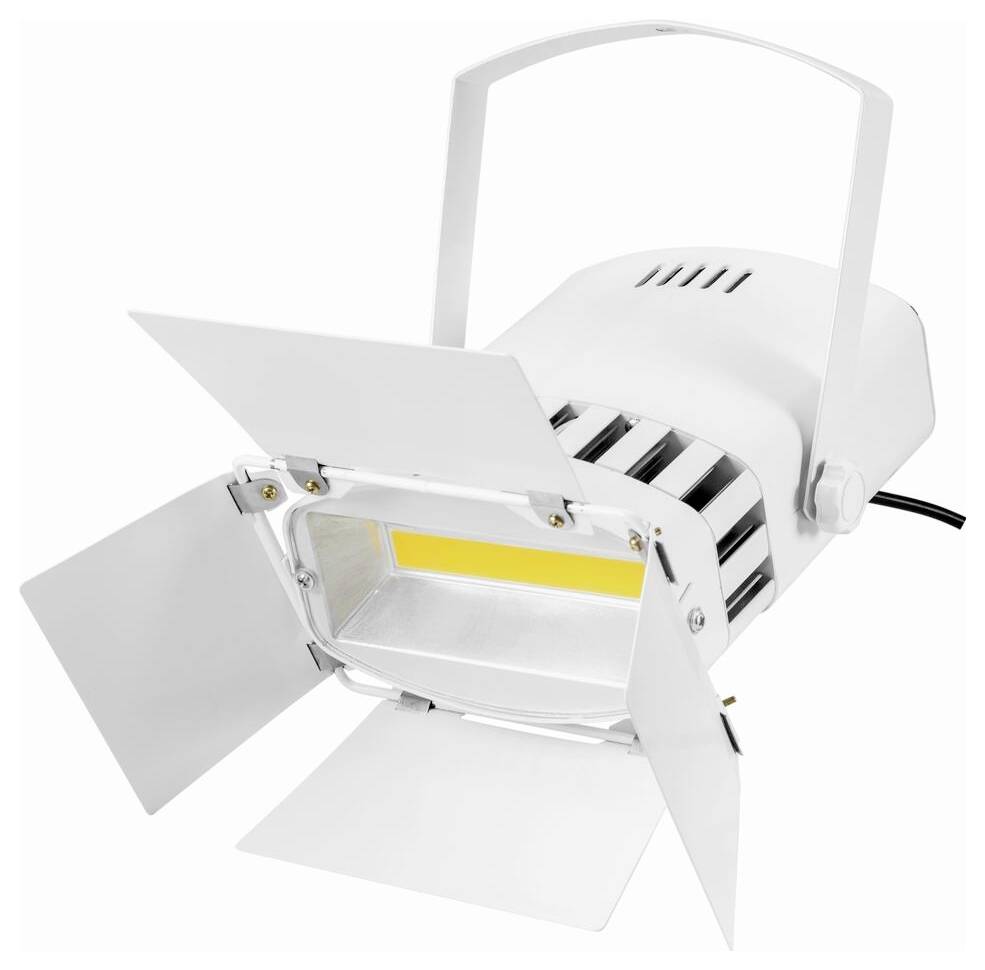 Bühnenspot mit verstellbaren Flügeltüren, weißem Gehäuse und LED-Lichtstreifen, verwendet zum Lenken und Fokussieren von Licht während von Aufführungen.