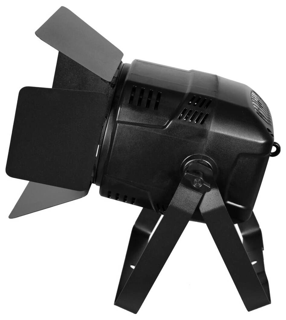 Ein schwarzes Bühnenlicht mit verstellbaren Lamellenklappen auf einem Stativ, das nach links ausgerichtet ist und in Theater- oder Fotografie-Settings zur Lichtlenkung verwendet wird.