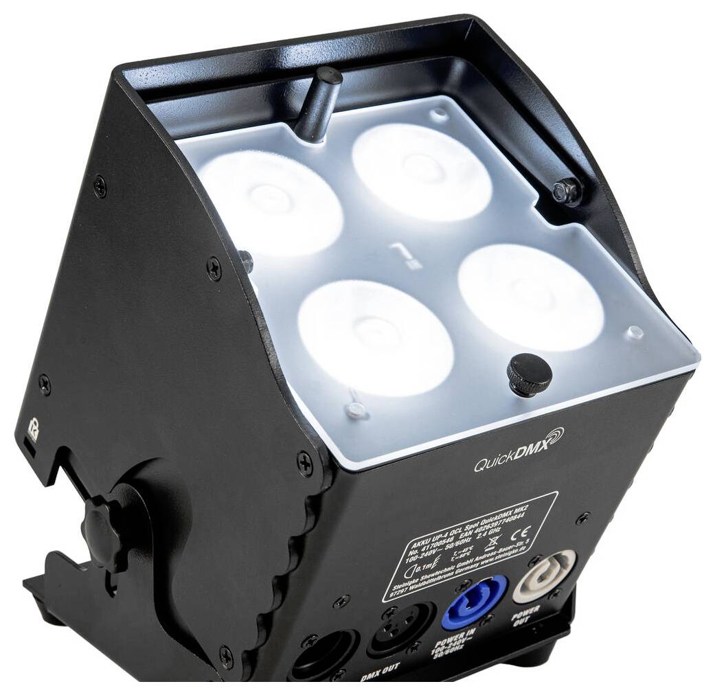 Ein schwarzes LED-Bühnenlicht mit vier weißen Linsen, beschriftet mit „QuickDMX