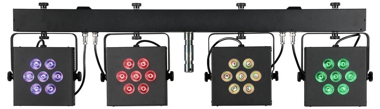 Bühnenleuchtequipment mit vier quadratischen LED-Paneelen; die linken zwei geben purpurrotes und rotes Licht ab, die rechten zwei zeigen rotes und grünes Licht.