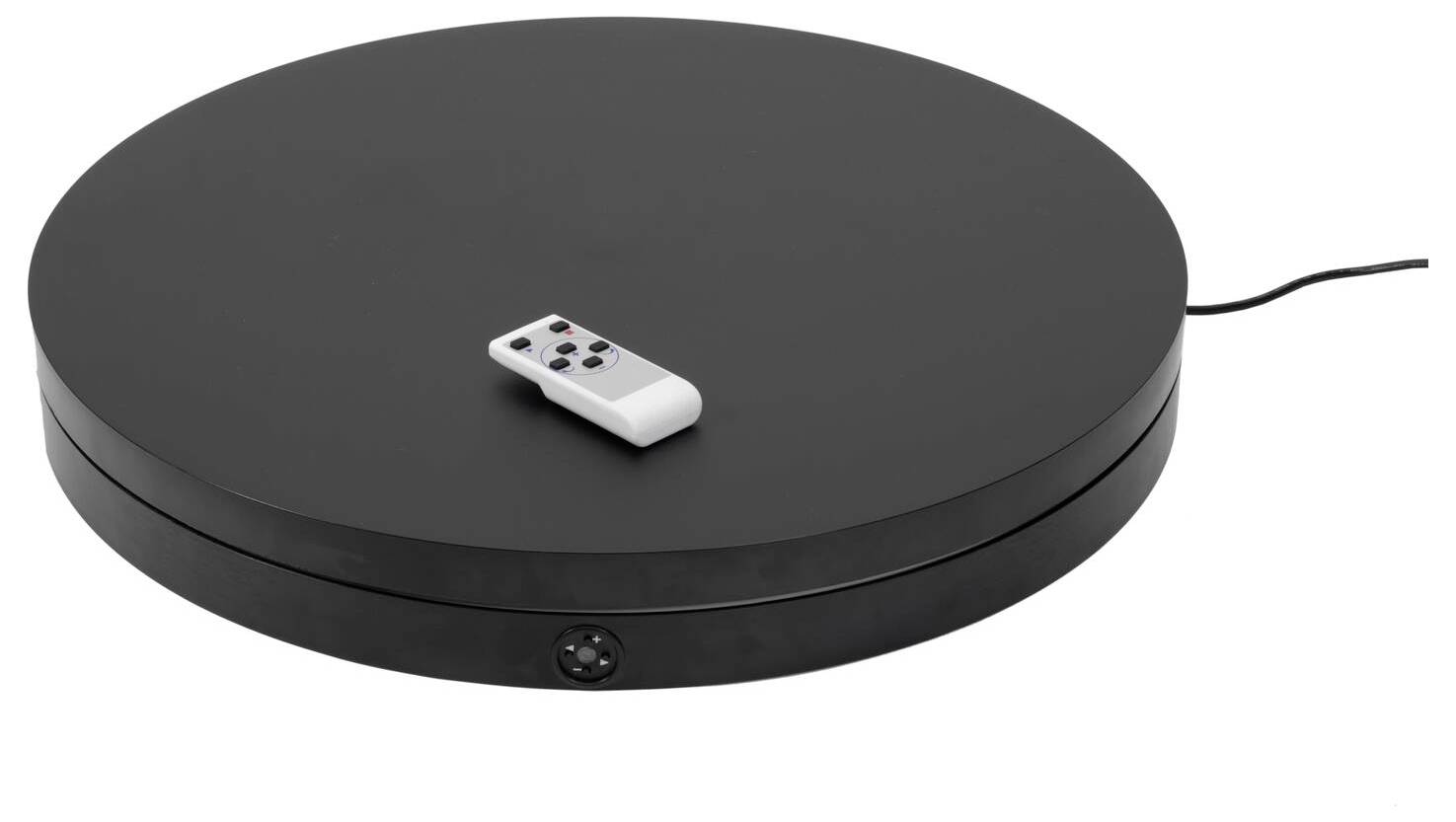 Ein schwarzer, runder Drehteller mit einer kleinen Fernbedienung oben darauf, verwendet zum Drehen von Ausstellungsstücken oder Objekten, dargestellt auf weißem Hintergrund.