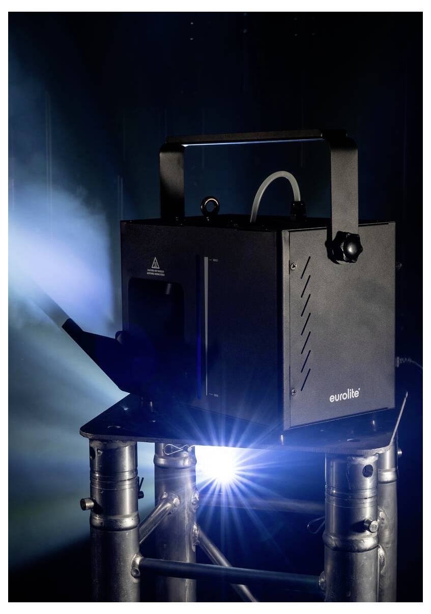 Eine schwarze Eurolite-Nebelmaschine auf einem metallischen Ständer erzeugt blaues Licht und Nebel und schafft dabei einen dramatischen Atmosphäreneffekt.
