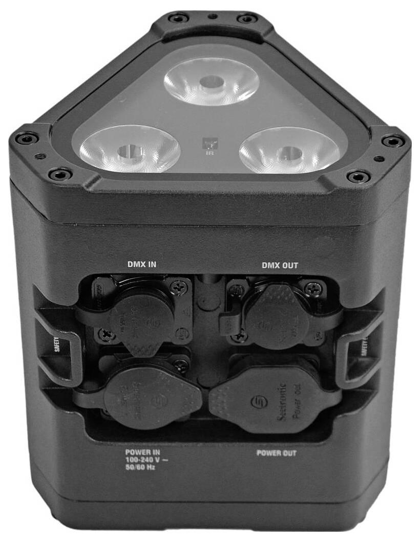 Ein schwarzes, dreieckiges LED-Bühnenlicht mit drei Linsen oben. DMX-Ein- und Ausgänge sind sichtbar, zusammen mit Stromein- und Ausgängen.