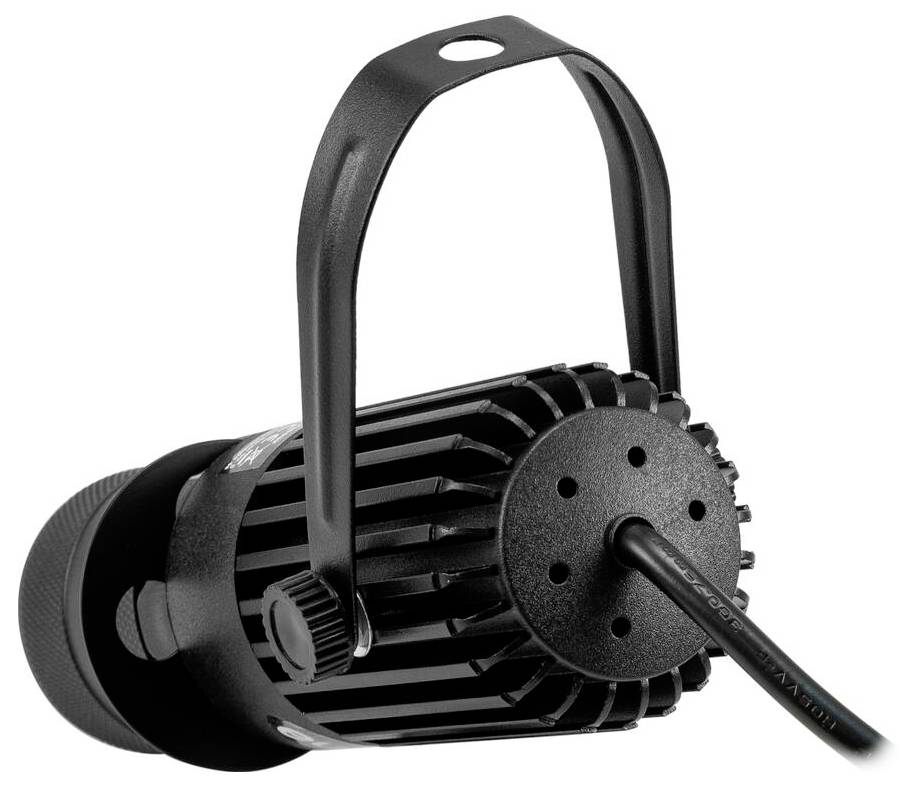 Ein schwarzer zylindrischer Scheinwerfer mit Kühlrippen und einer Halterung ist dargestellt. Ein Stromkabel ragt von der Rückseite heraus und ist für Bühnenlicht konzipiert.