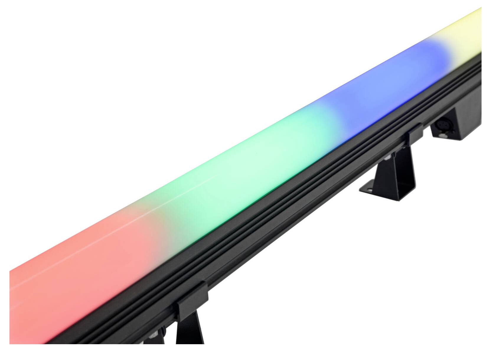 Ein LED-Lichtbalken mit einem sanften Farbverlauf von Rot über Grün bis Blau, auf einer schwarzen Halterung montiert.