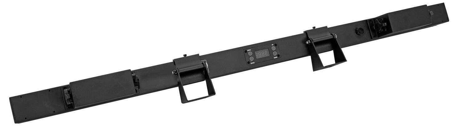 Eine schwarze Metallmontageklammer mit rechteckigen Schlitzen und Schraubenlöchern zum sicheren Befestigen von Komponenten.