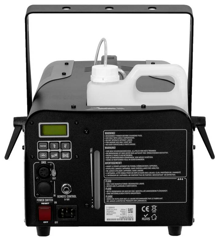 Eine schwarze Nebelmaschine mit einem Flüssigkeitsbehälter; die Rückansicht zeigt Tasten, ein Display und Warnetiketten.