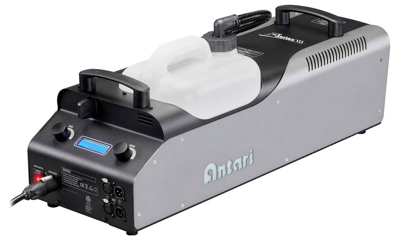 Eine schwarze und silberne Nebelmaschine mit Bedienfeld und weißem Fluidtank, mit der Bezeichnung „Antari