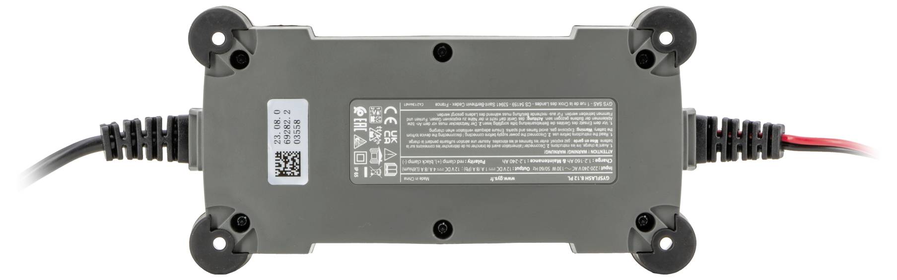 Ein rechteckiges schwarzes elektronisches Gerät mit mehreren Informationsetiketten, das Eingangs- und Ausgangskabel auf gegenüberliegenden Seiten aufweist.