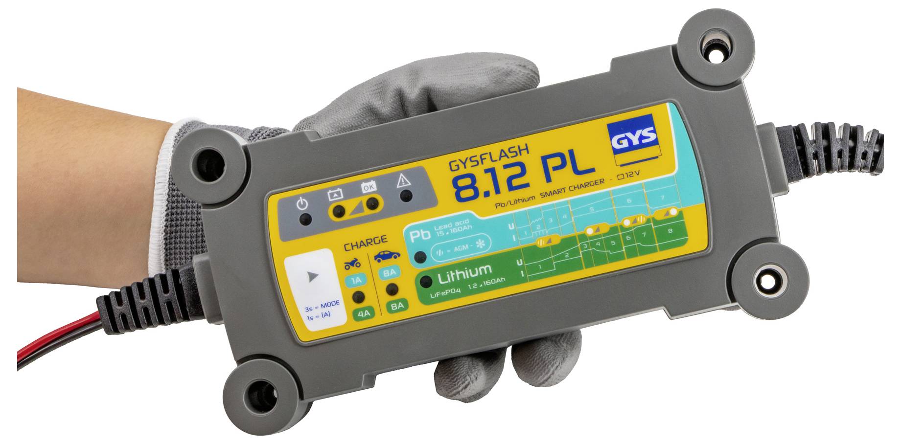 Eine Person, die einen Handschuh trägt, hält ein GYSFLASH 8.12 PL Batterieladegerät mit Beschriftungen für Lademodi und Batterie-Typ-Anzeigen.