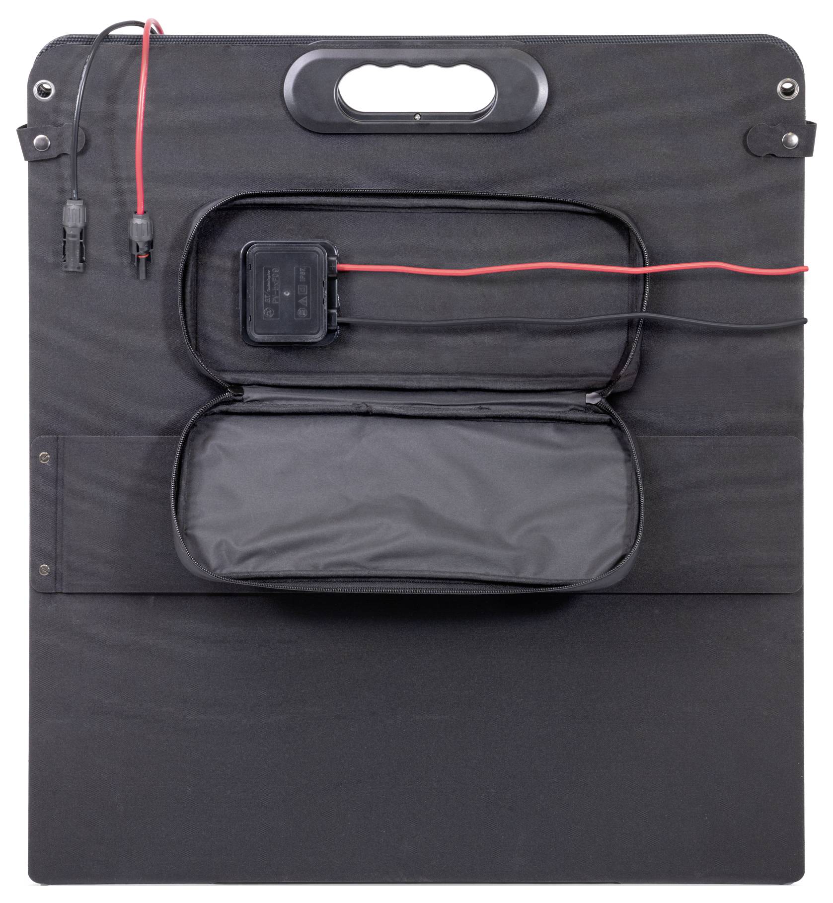 Ein schwarzes tragbares Solarpanel mit Tragriff, mit angebrachten roten und schwarzen Kabeln und einer vorderen Tasche mit einem kleinen Gerät.