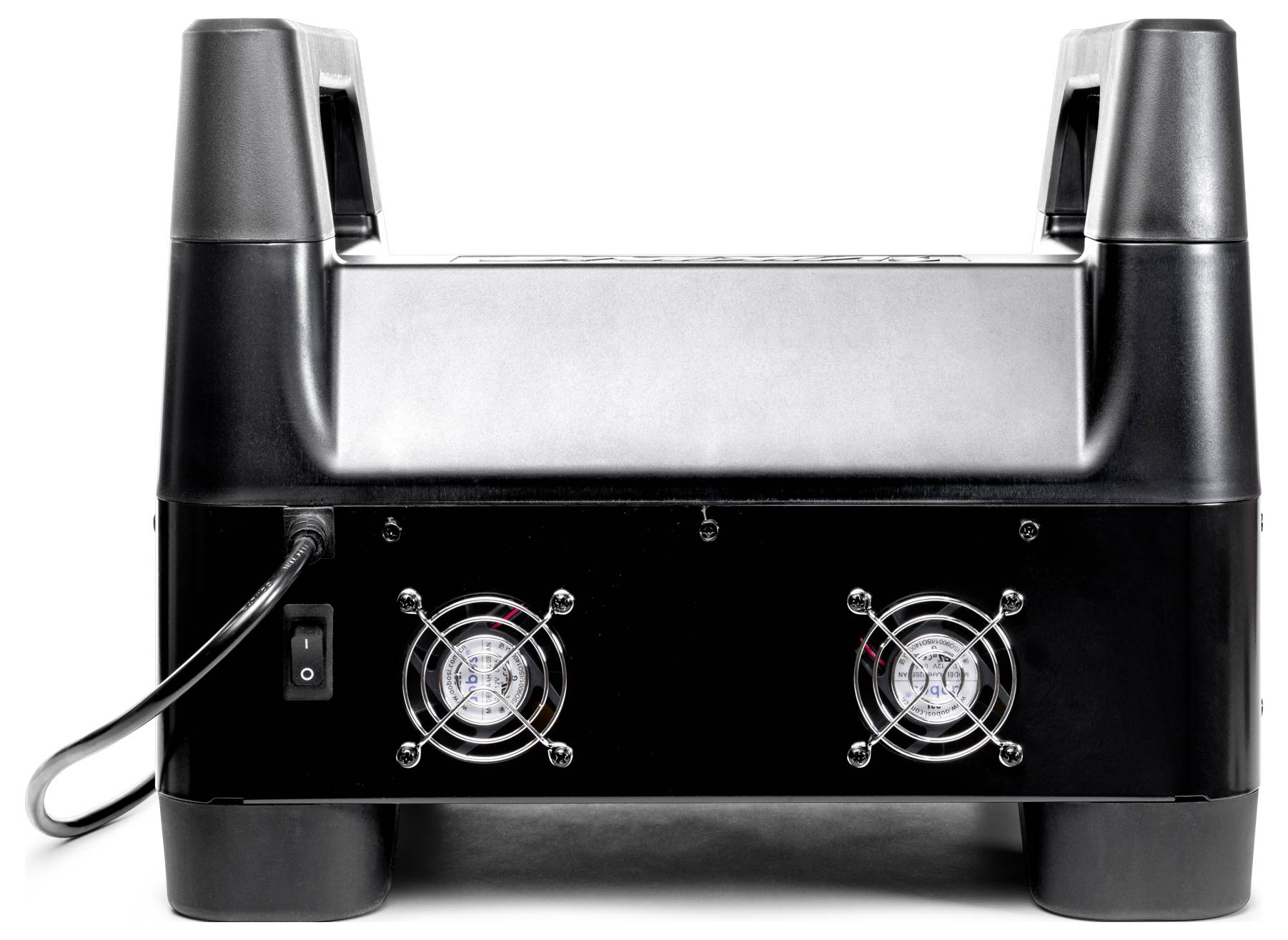 Das Bild zeigt den hinteren Teil eines schwarzen elektronischen Geräts mit zwei Kühlventilatoren, einem Stromschalter und einem Stromkabel.