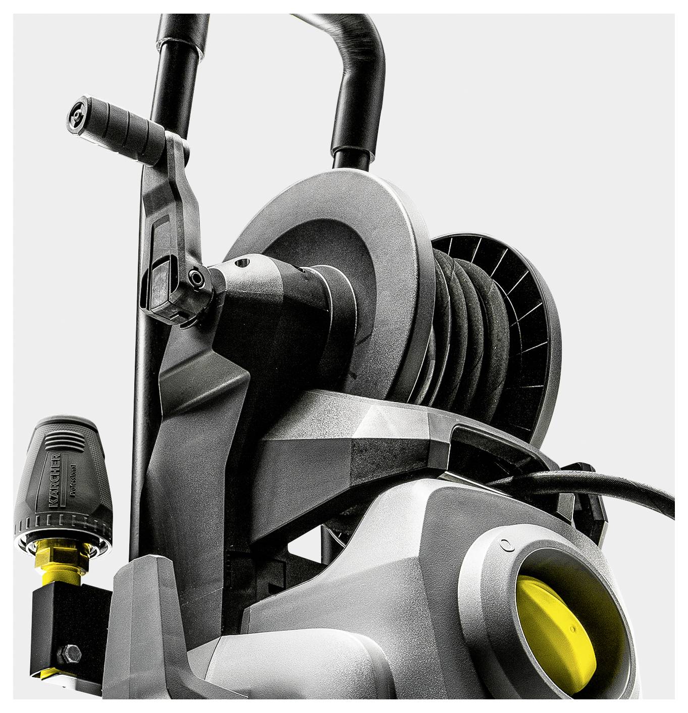 Eine Nahaufnahme einer grauen industriellen Hochdruckreinigermaschine mit einer Schlauchrolle und einem schwarzen Griff, die ihre robuste Konstruktion und Haltbarkeit zeigt.