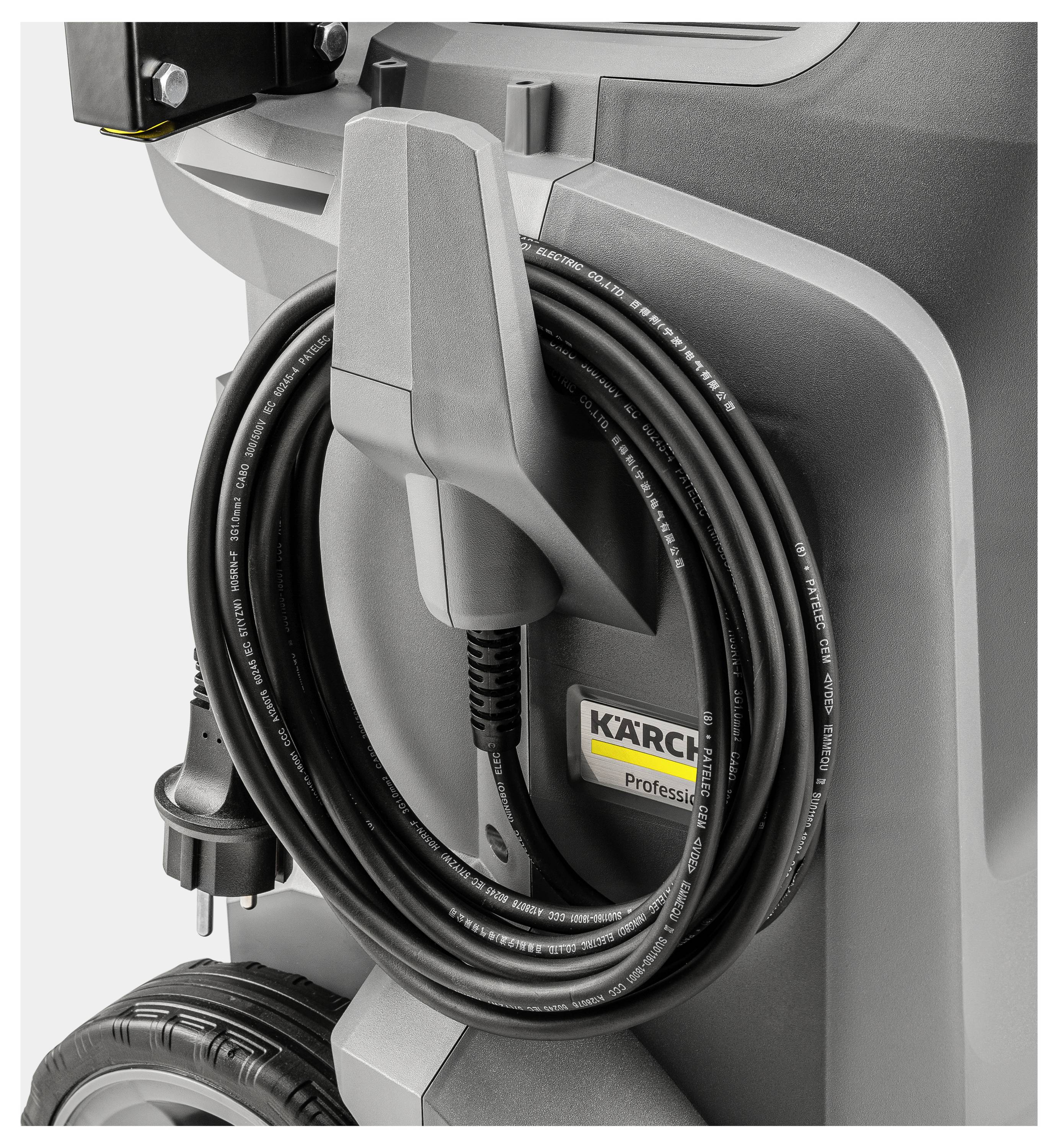 Eine Nahaufnahme einer Reinigungsmaschine mit aufgewickeltem Stromkabel, Rädern und einem „Kärcher professional