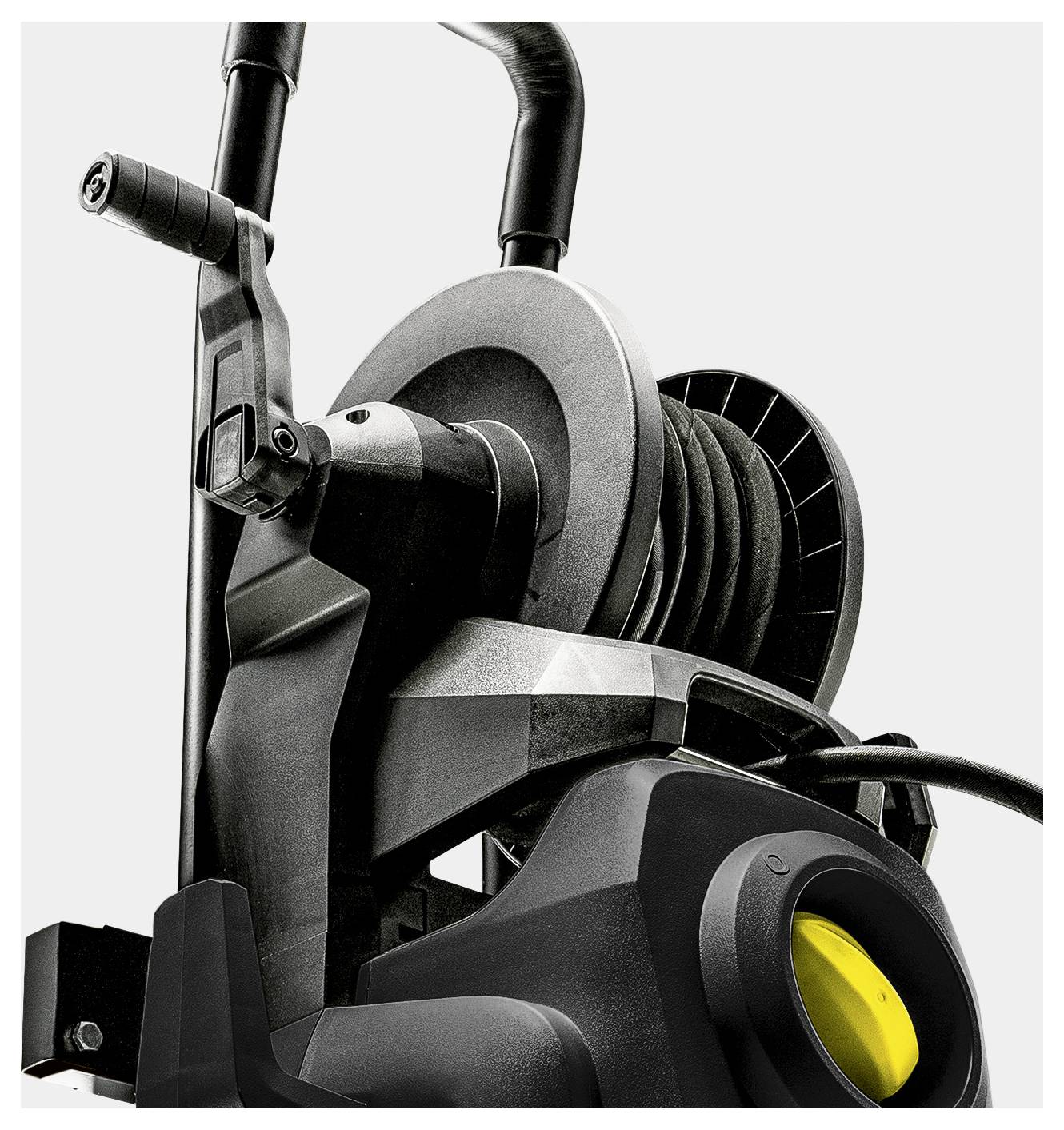 Eine Nahaufnahme eines Hochdruckreinigers, die sich auf die Schlauchrolle und den Griff konzentriert und mechanische Teile sowie die robuste Konstruktion hervorhebt.