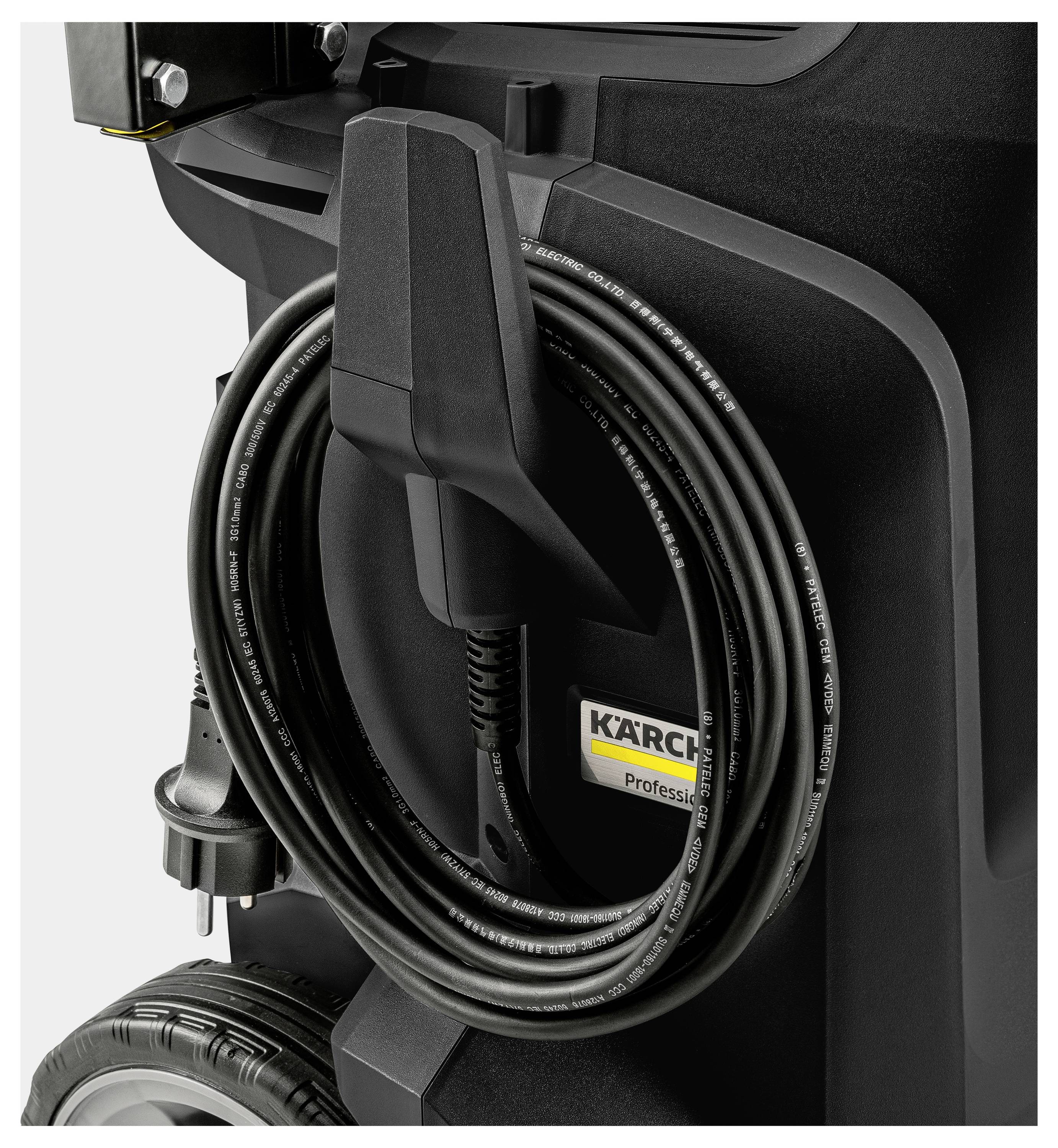 Eine Nahaufnahme einer professionellen Reinigungsmaschine mit einem ordentlich aufgewickelten Stromkabel und sichtbarem Markenlogo, entworfen für industrielle Verwendung.