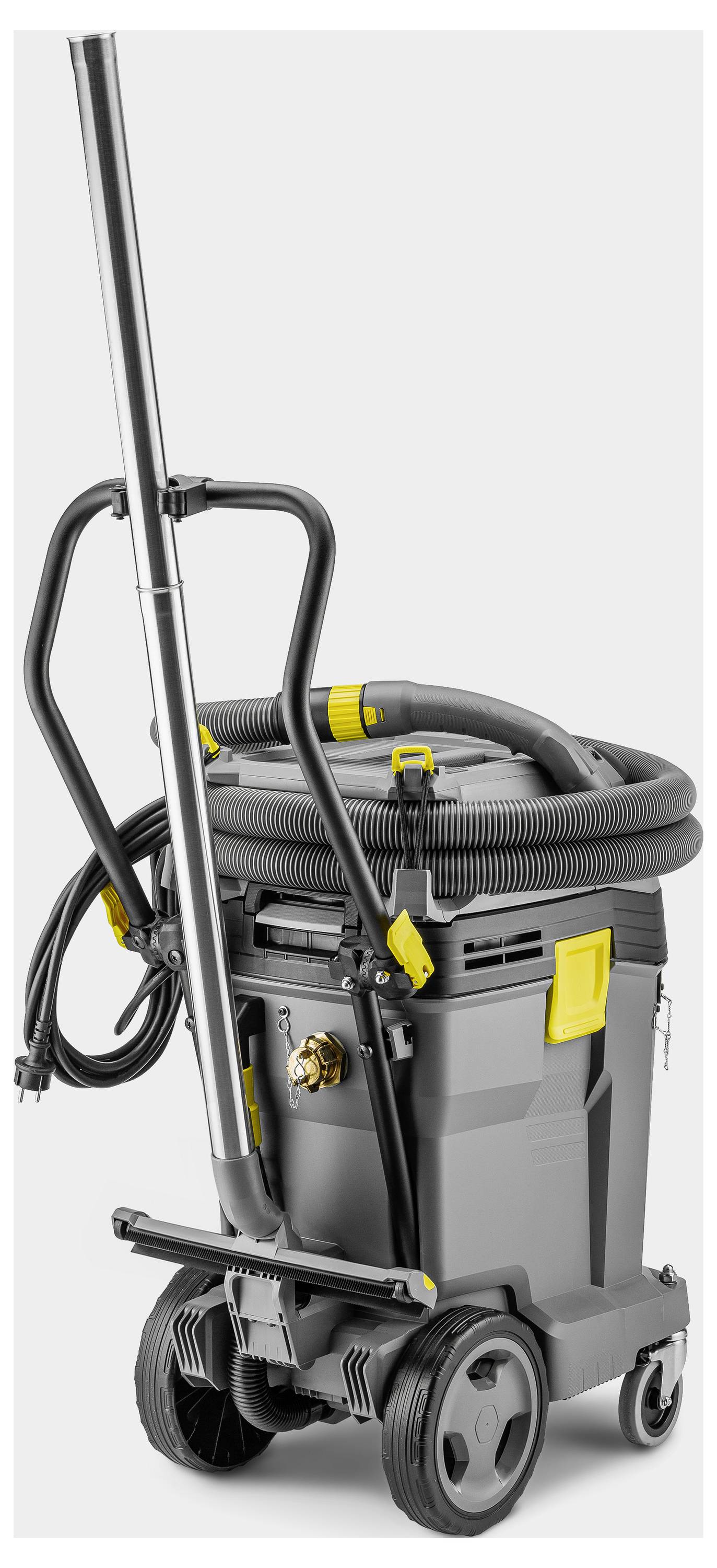 Ein kompakter grauer und gelber Gewerbstaubsauger mit Rädern, einem langen Griff und einem aufgewickelten Schlauch oben, entworfen für Effizienz.