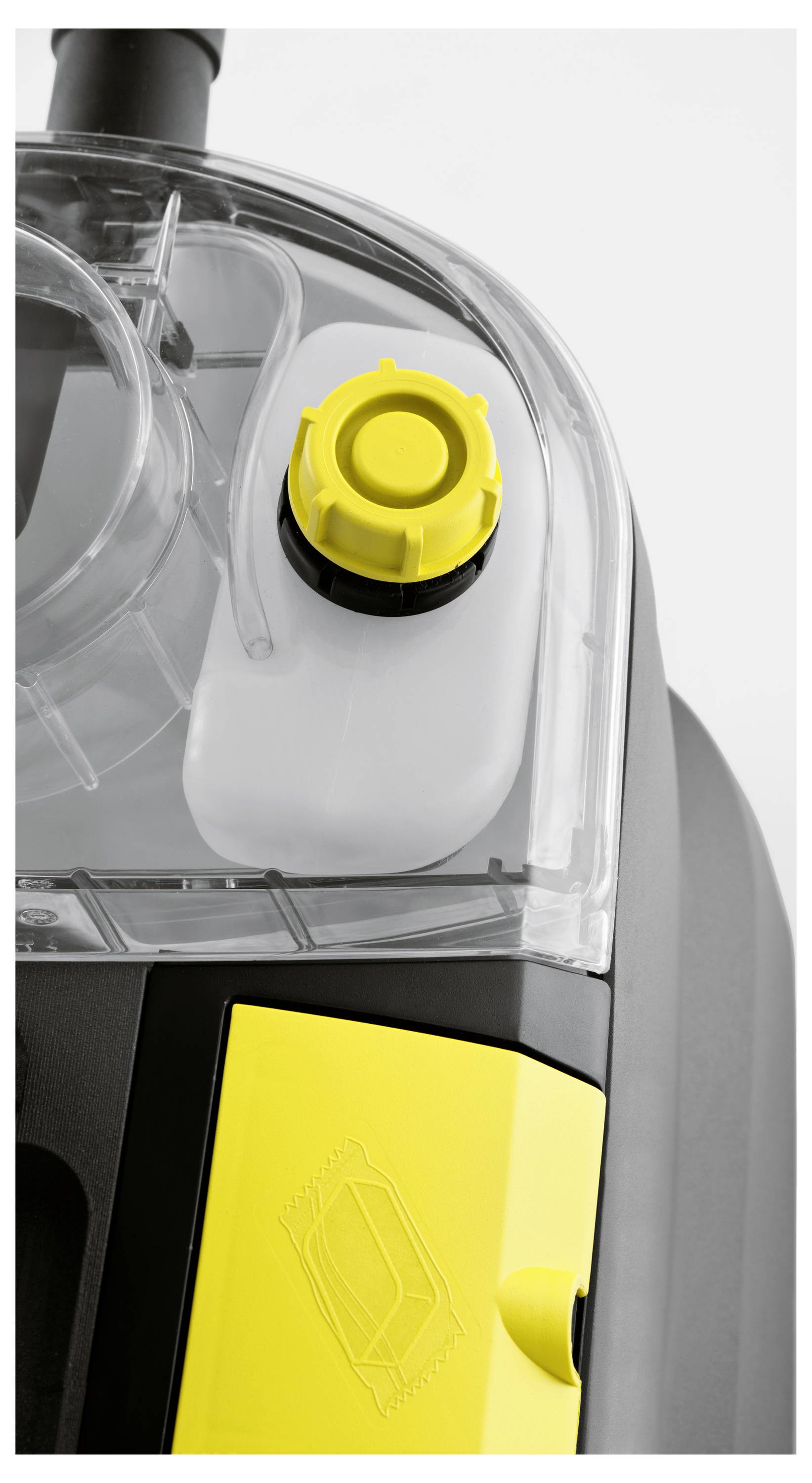 Eine Nahaufnahme eines gelb-schwarzen Reinigungsgeräts mit einem durchsichtigen Behälter und einer gelben Kappe oben, vermutlich ein Wasser- oder Reinigungsmittelkompartiment.