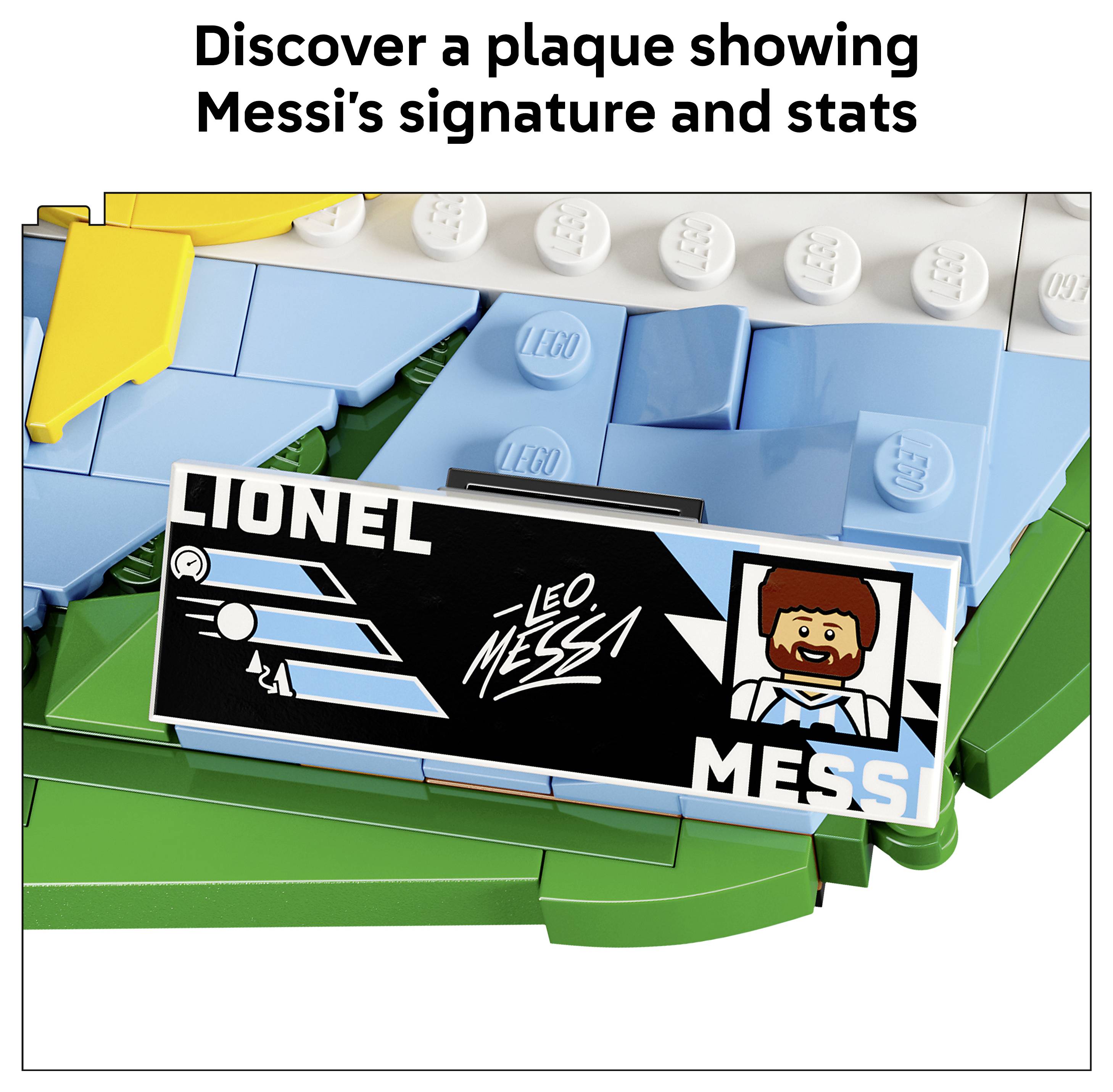 Werbebild einer LEGO-Plakette mit Lionel Messis Unterschrift, Statistiken und einem Cartoon-Porträt von Messi auf einem schwarzen Namensschild.