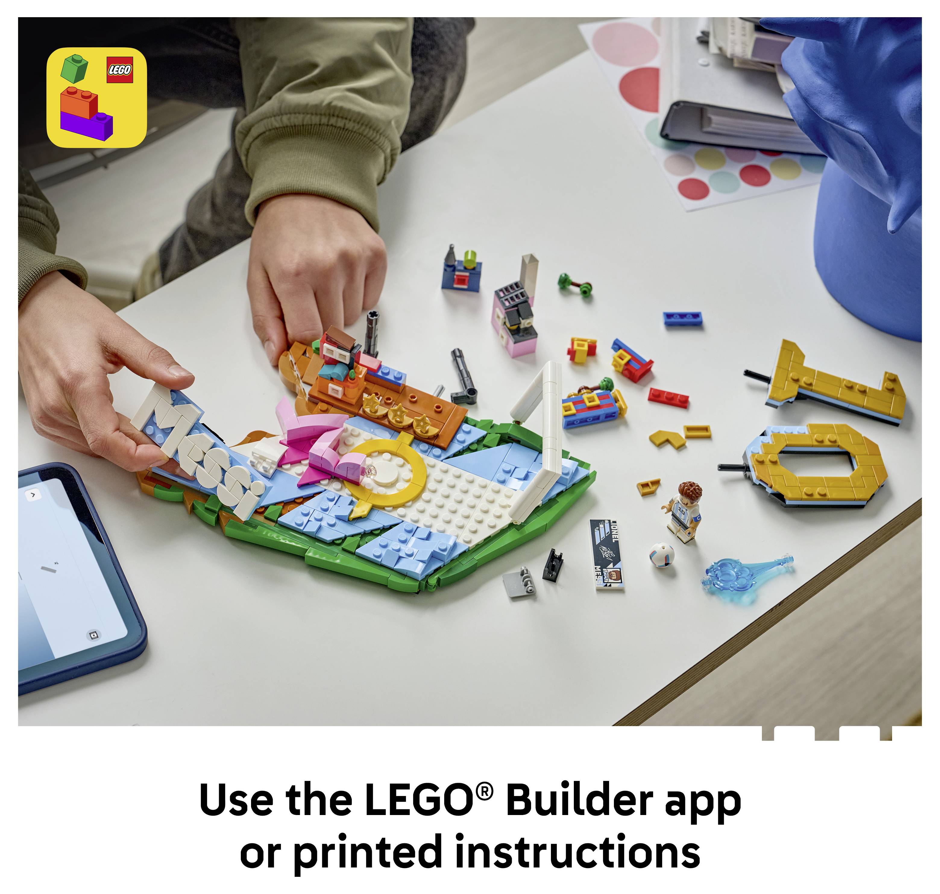 Hände, die ein LEGO-Set auf einem Tisch zusammenbauen, mit der sichtbaren Telefon-App und Text mit der Aufschrift „Verwenden Sie die LEGO® Builder-App oder gedruckte Anleitung