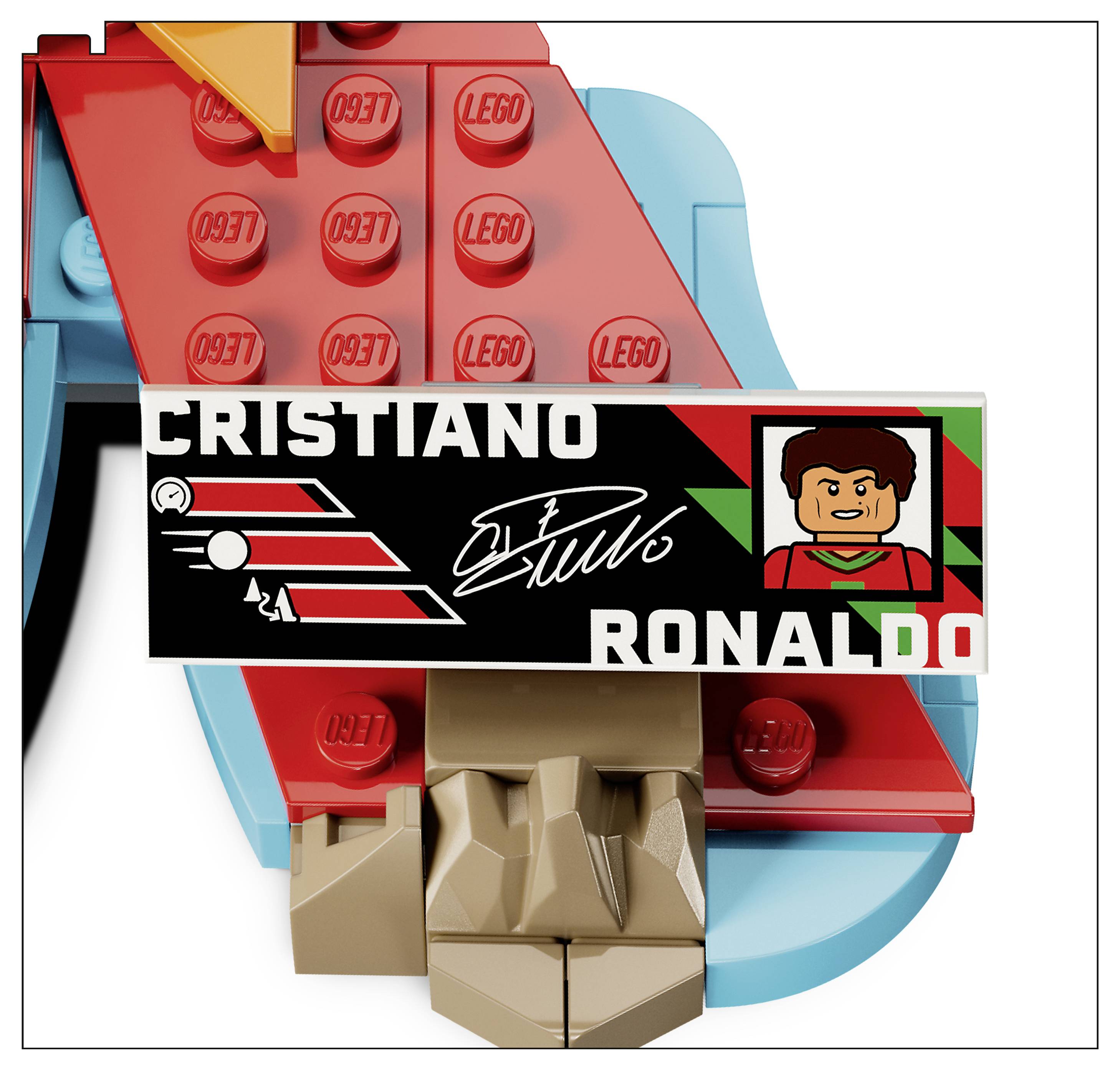 LEGO Cristiano Ronaldo Minifigur-Torso-Druck mit Name, Unterschrift und Cartoon-Porträt auf rotem und schwarzem Design.