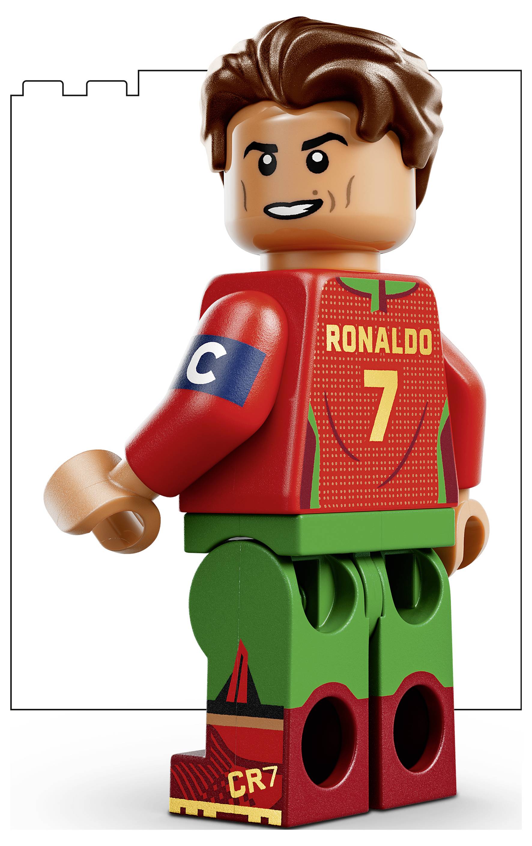 LEGO-Minifigur eines Fußballspielers Ronaldo mit rotem Portugal-Trikot mit der Nummer 7 und grünen Shorts, stehend auf weißem Hintergrund.