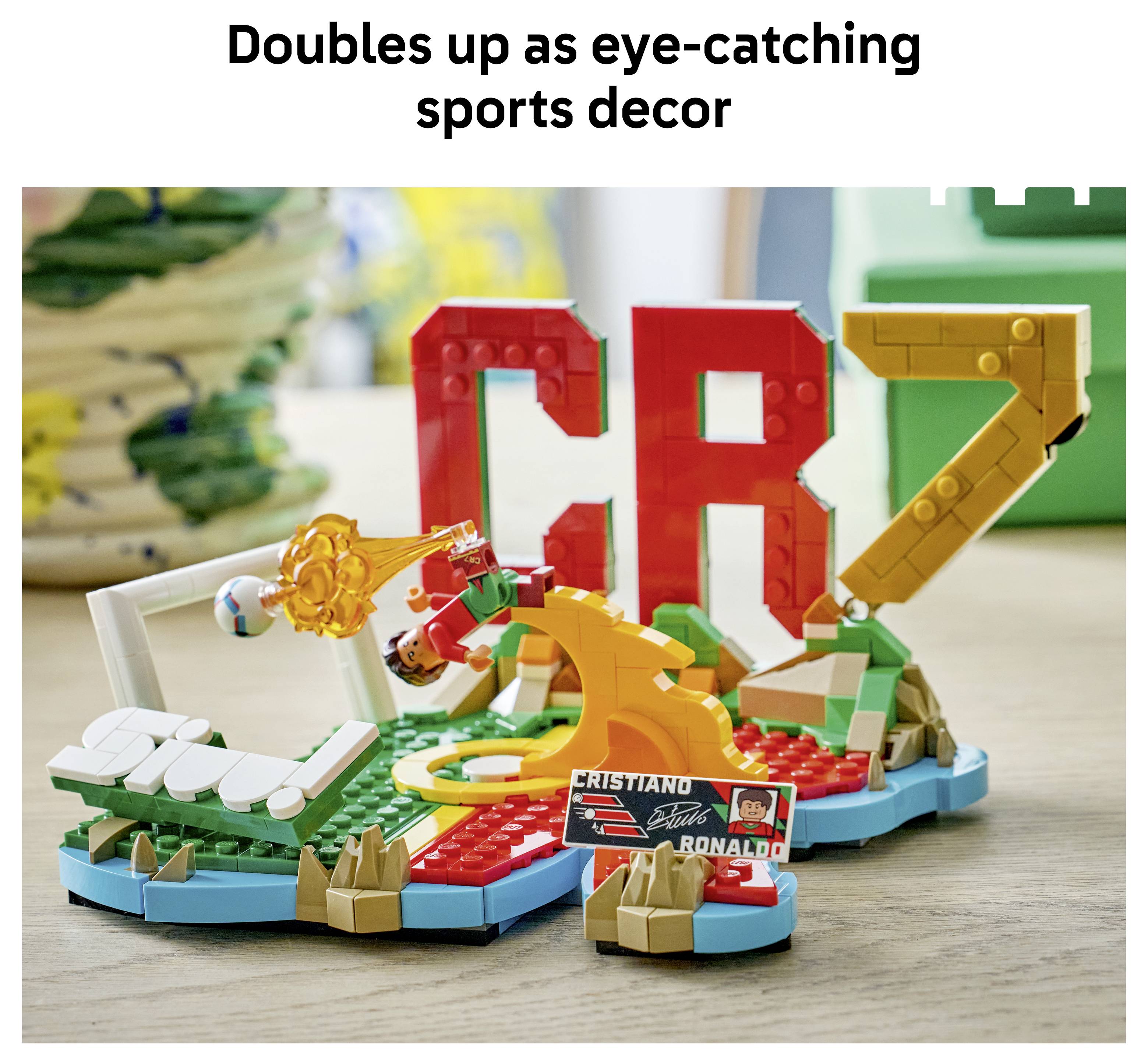 LEGO-ähnliche Sportanzeige mit großen roten CR7-Buchstaben und einer Fußballszene, unter dem Text „Dient auch als auffällige Sportdekoration