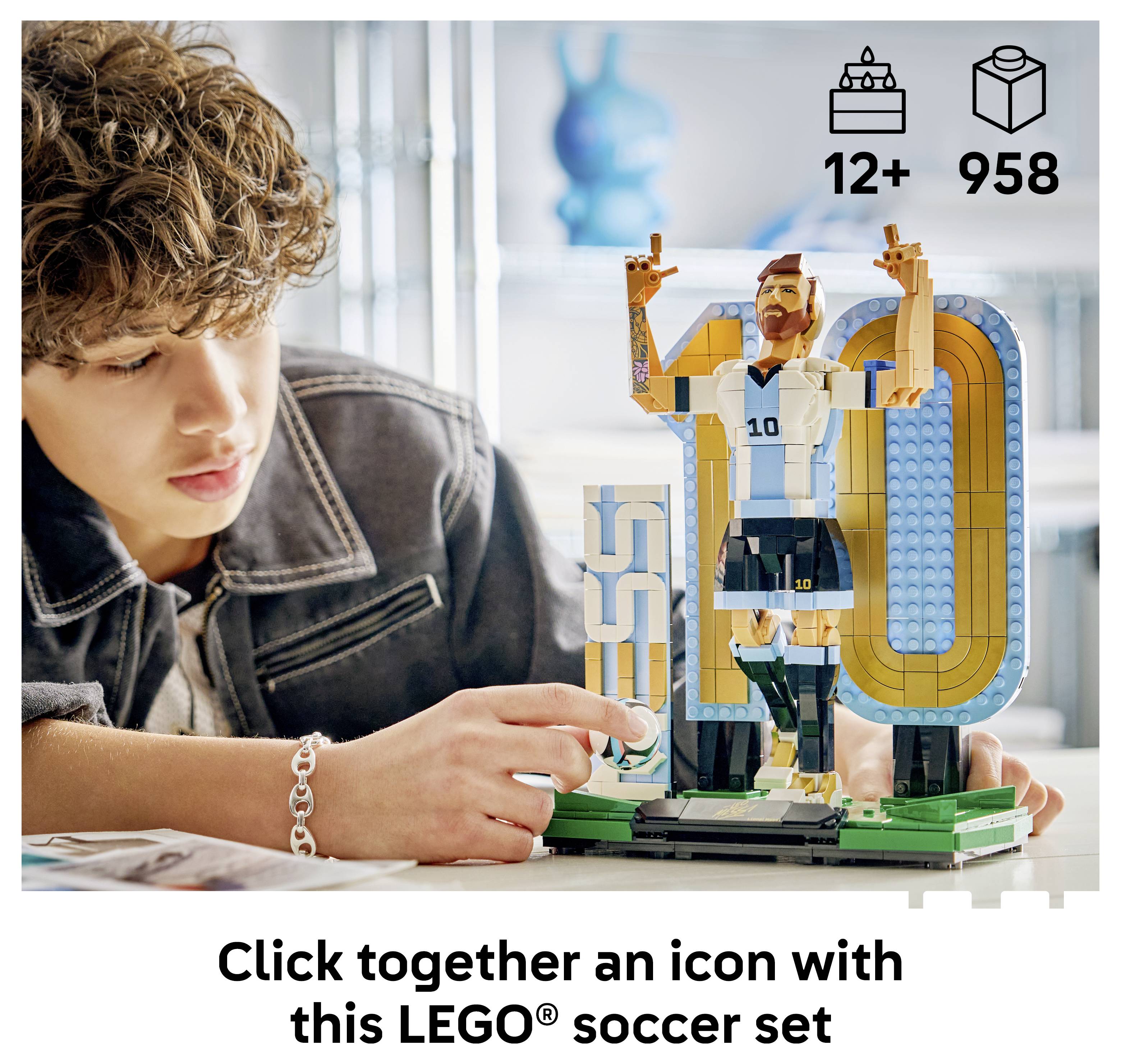 Junge baut ein LEGO-Fußballerspieler-Display-Set mit den Worten „Klicken Sie zusammen ein Symbol mit diesem LEGO-Fußballset