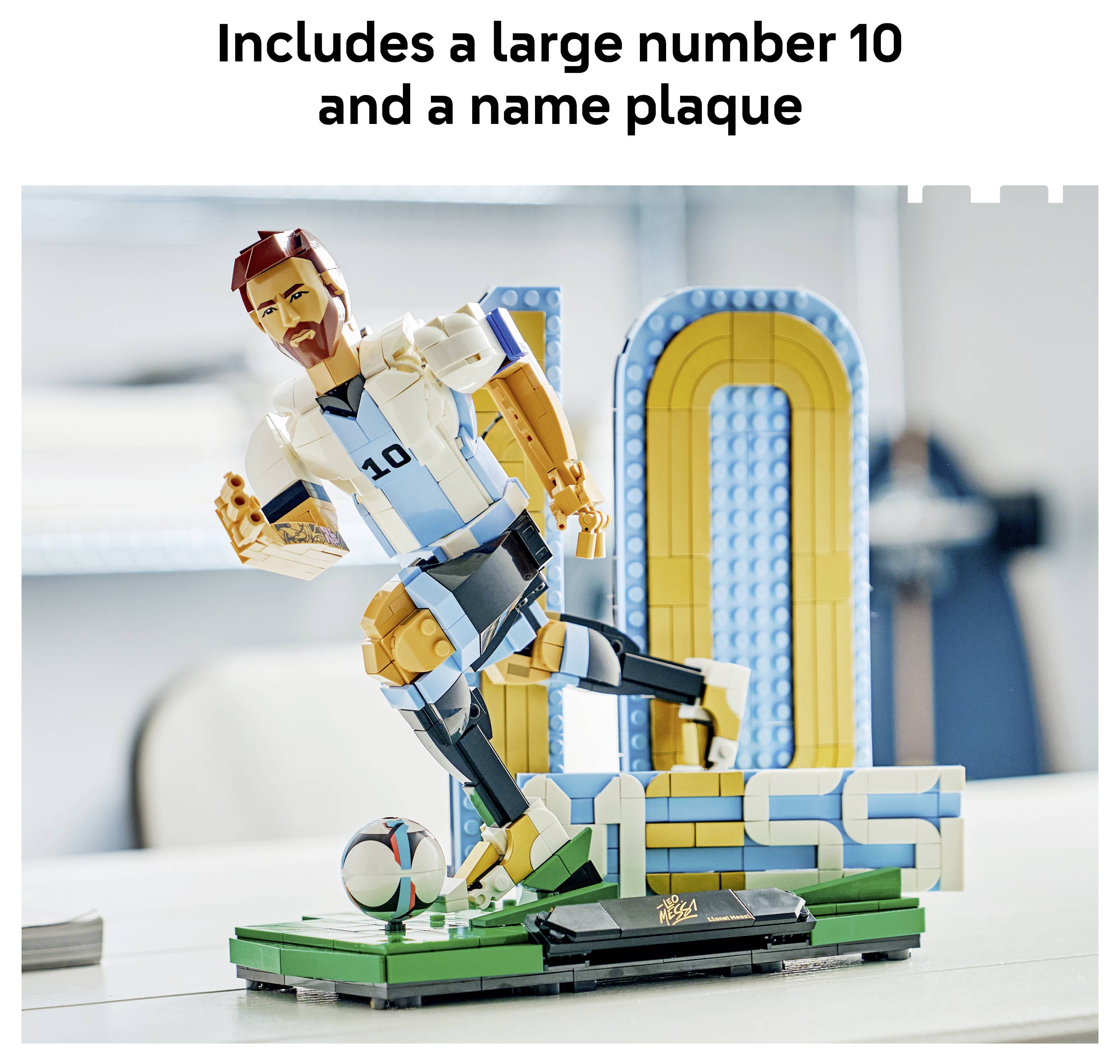 LEGO-ähnliche Sportfigur-Ausstellung mit einem Läufer mit der Nummer 10, mit einem Namensschild und Teamfarben auf einem Sockel.